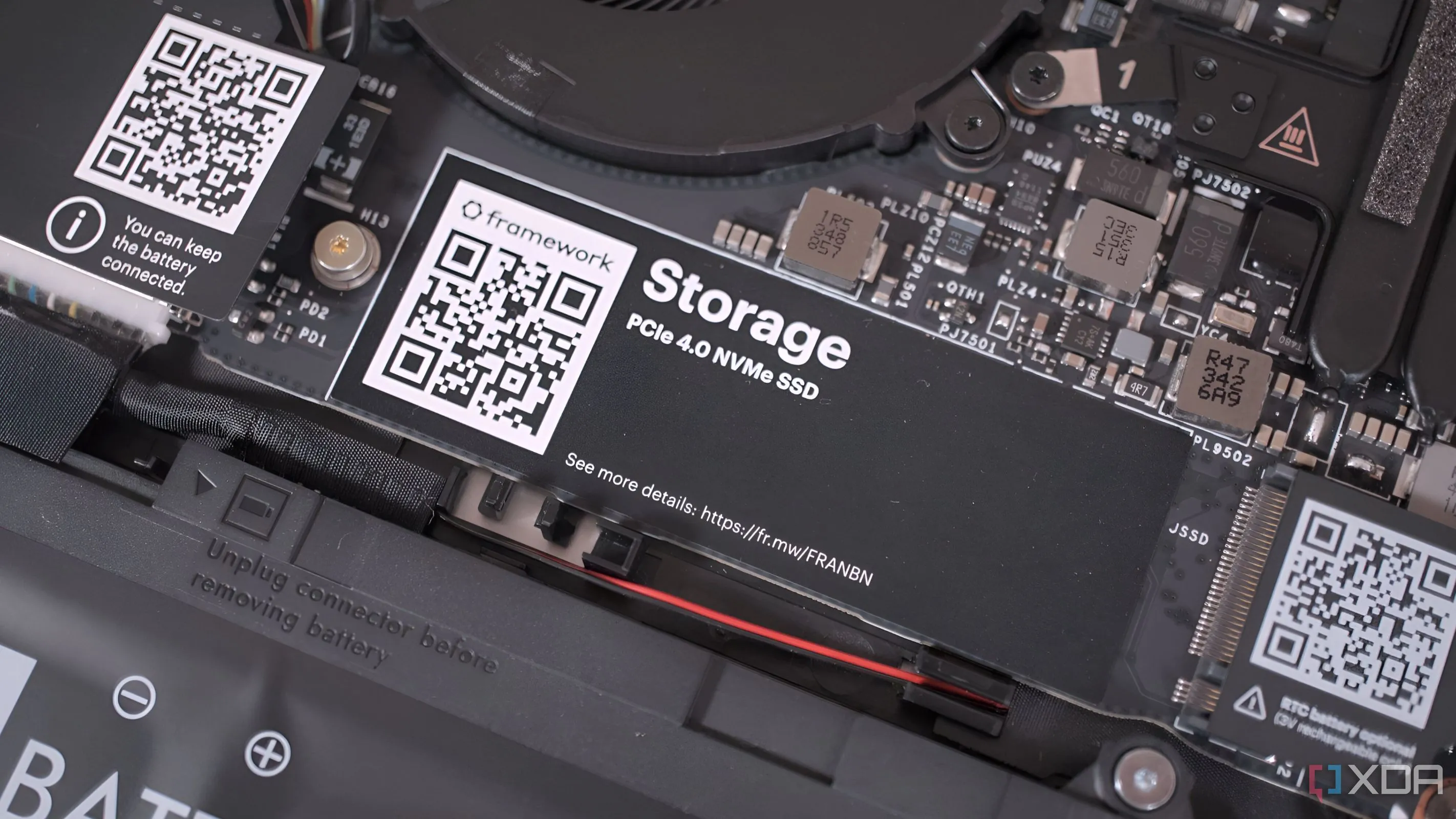 Ổ cứng SSD NVMe PCIe 4.0 được lắp vào laptop Framework, đại diện cho công nghệ lưu trữ tốc độ cao hiện đại