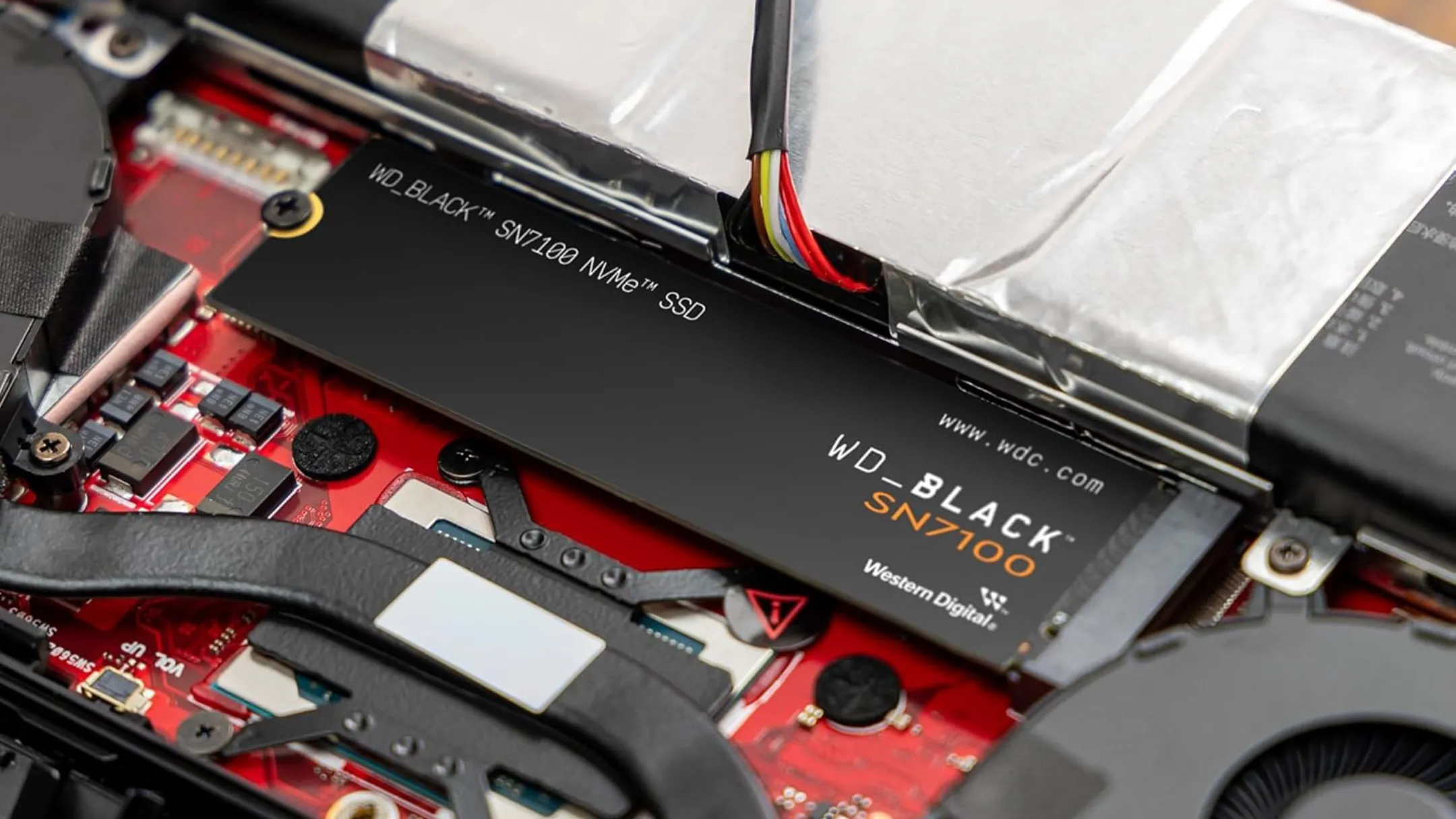 Ổ cứng SSD NVMe WD_BLACK 4TB SN7100, thành phần cốt lõi giúp giảm thời gian tải game đáng kể trên console thế hệ hiện tại.