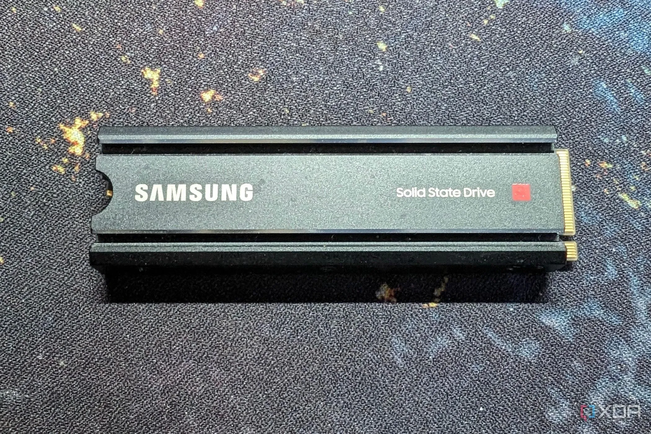Ổ cứng SSD Samsung 980 PRO NVMe Gen4 với tản nhiệt, minh họa giải pháp làm mát hiệu quả cho SSD hiệu năng cao.