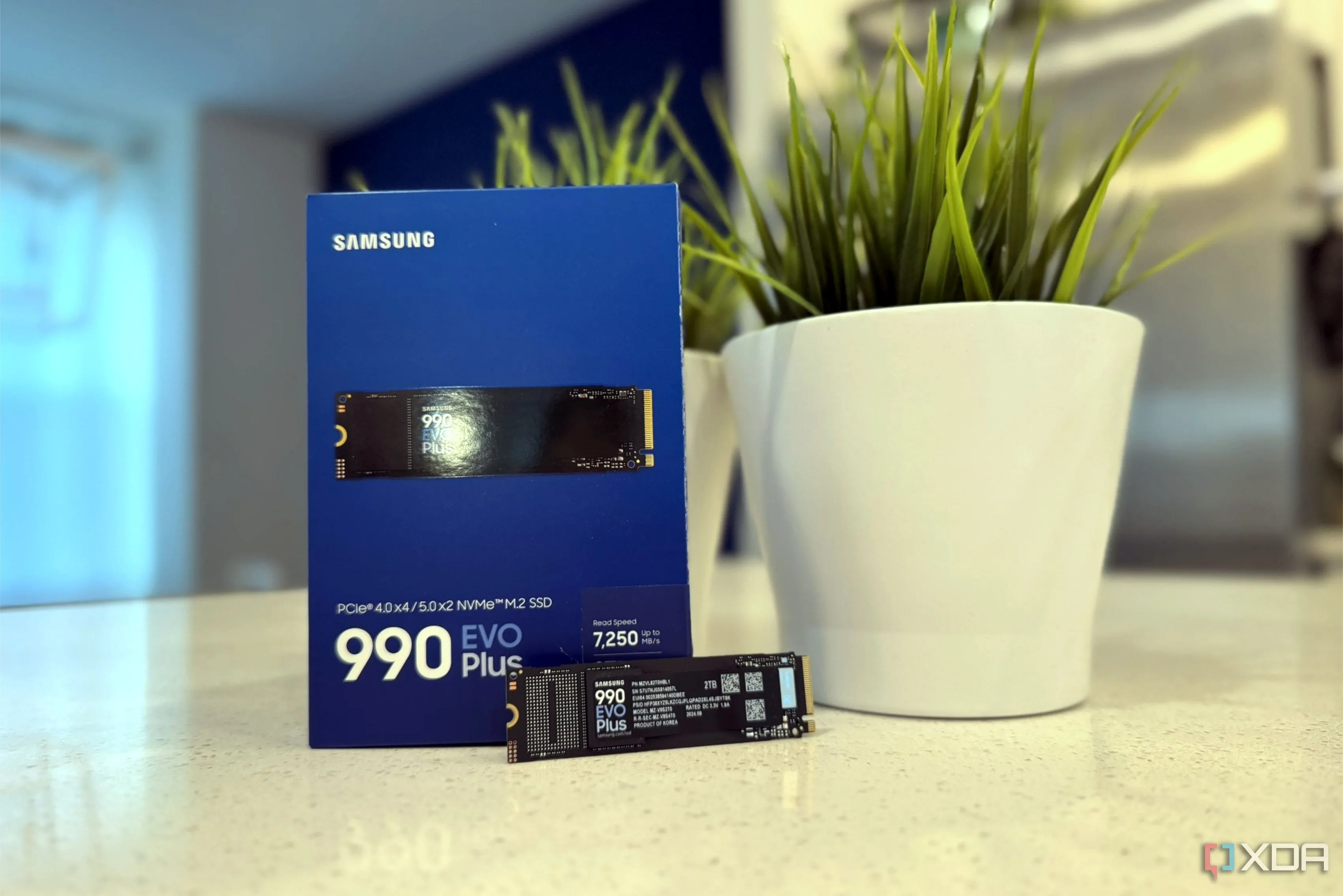 Ổ cứng SSD Samsung 990 Evo Plus và vỏ hộp, minh họa cho việc xóa dữ liệu an toàn trên ổ SSD.