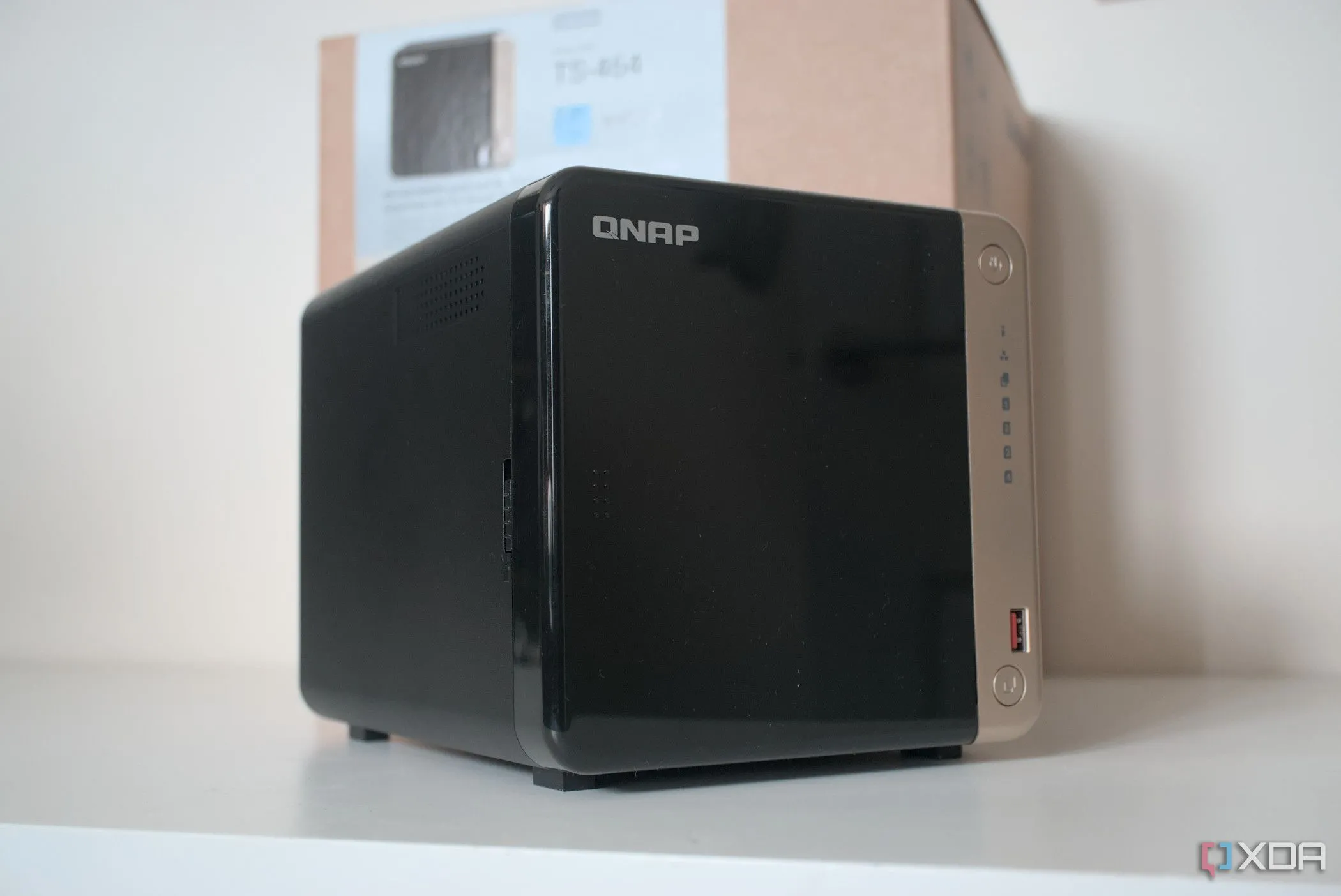 Ổ NAS QNAP TS-464 góc nghiêng