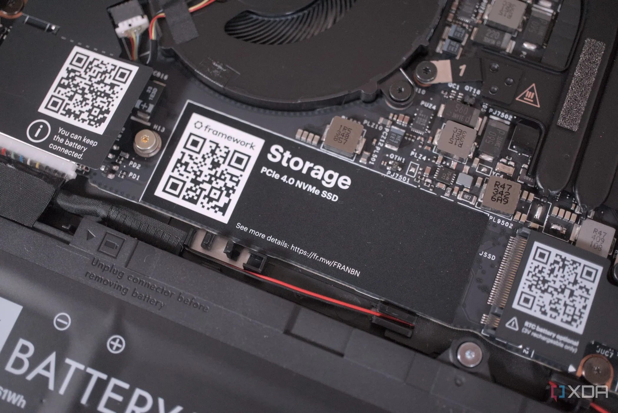 Ổ SSD được lắp vào laptop Framework 13 AMD, minh họa việc tận dụng ổ cứng laptop cũ để tạo máy chủ lưu trữ file hoặc NAS gia đình