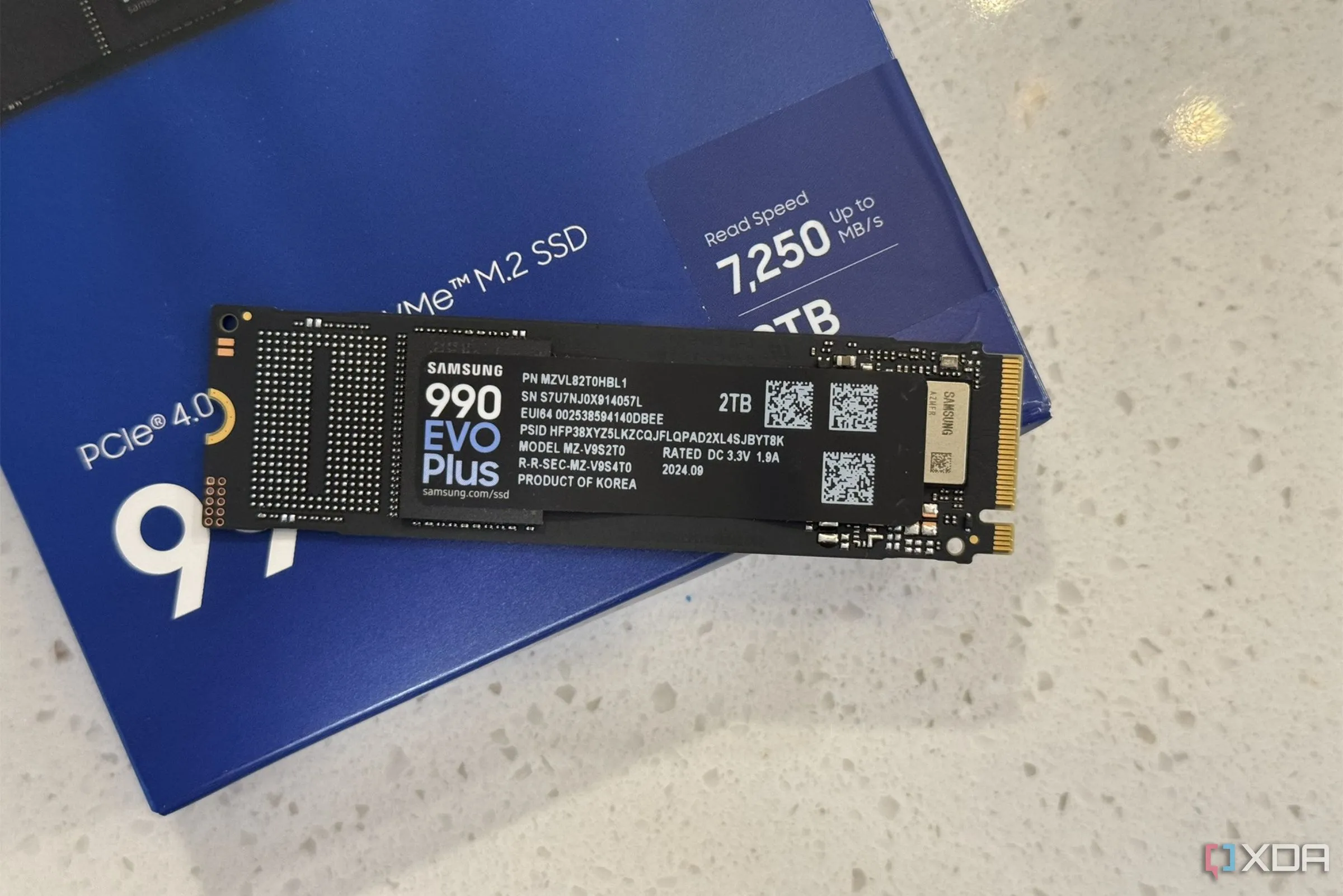 Ổ SSD Samsung 990 Evo Plus trên hộp đựng
