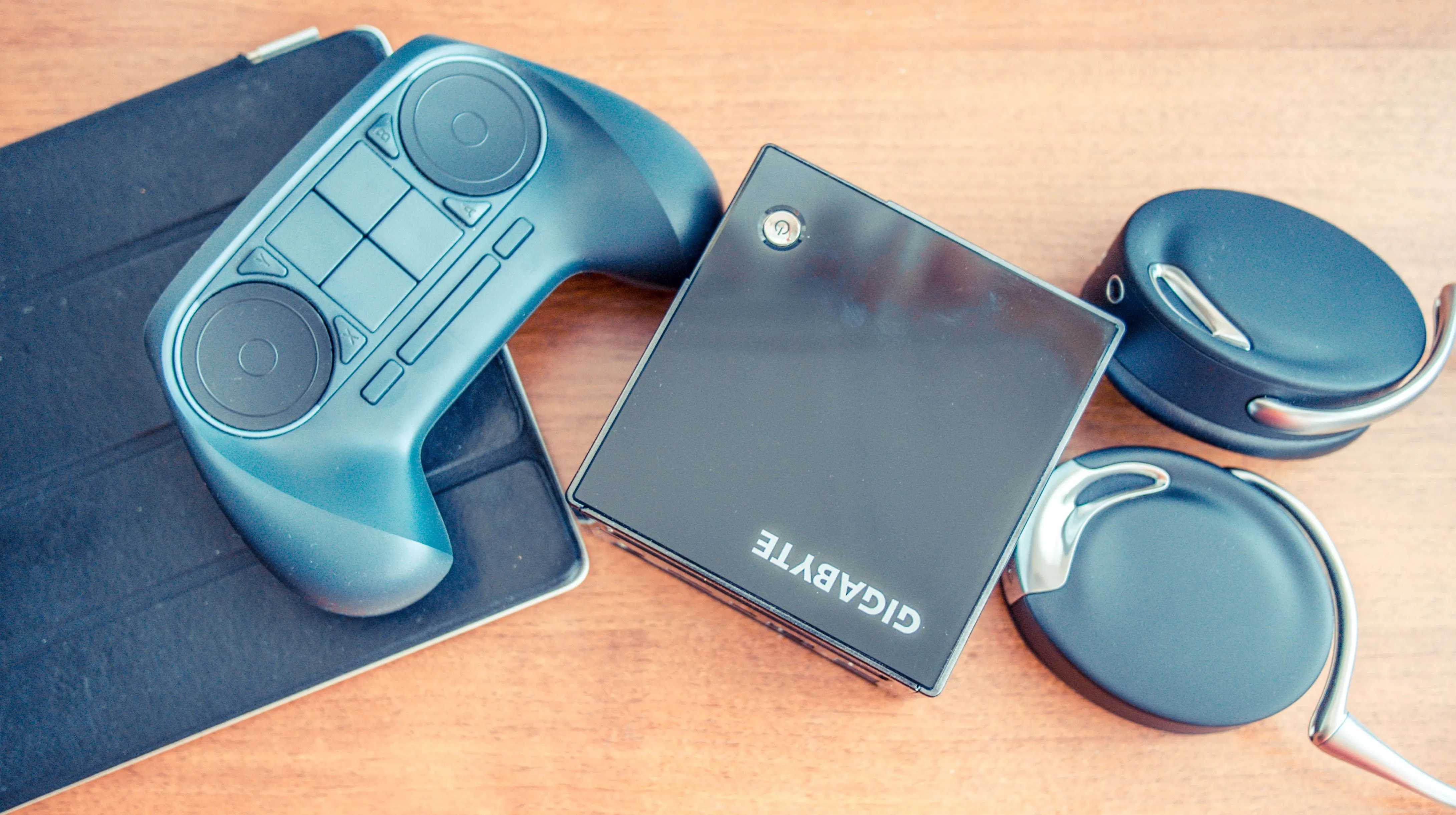Phiên bản cũ của Steam Controller trên một Steam Machine của Gigabyte, liên tưởng đến mã tên Fremont và Half-Life 3