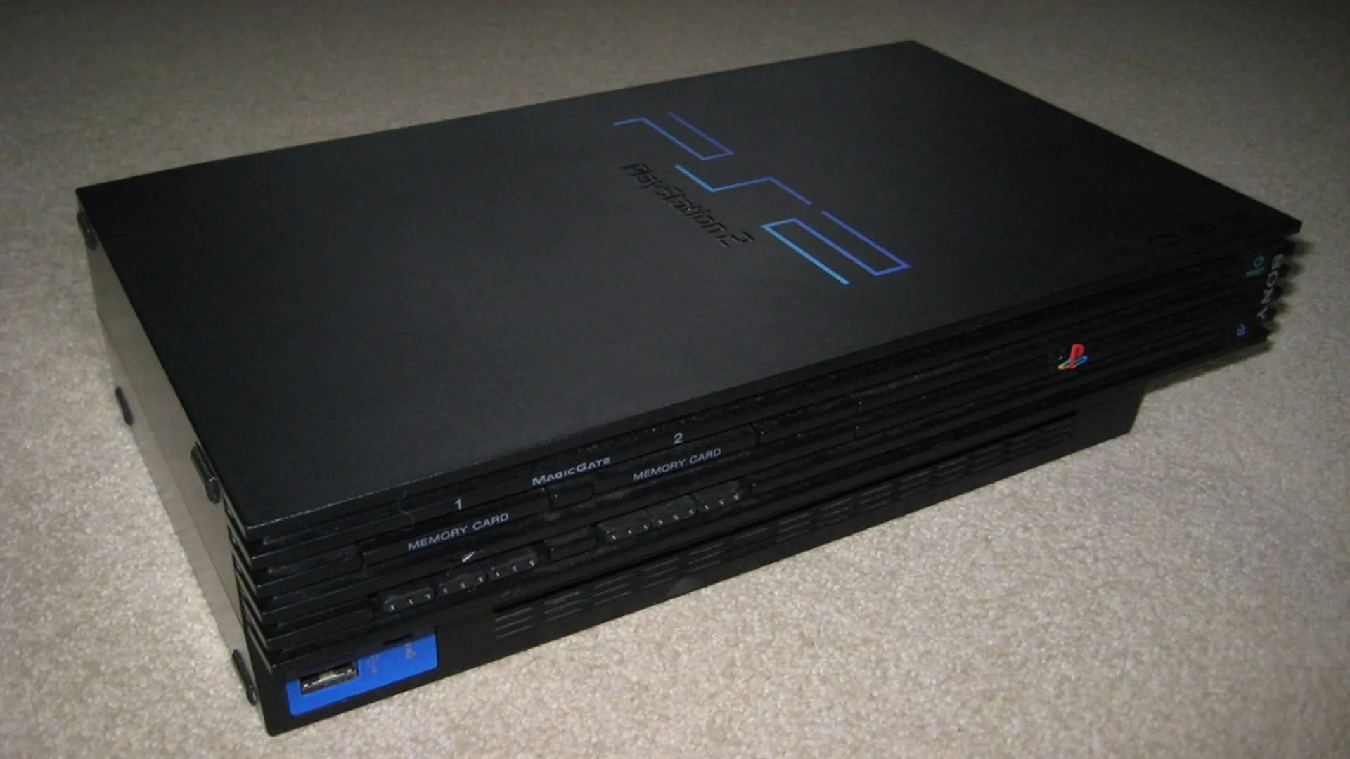 Phiên bản đầu tiên của máy PlayStation 2, nổi bật với khả năng đọc đĩa DVD