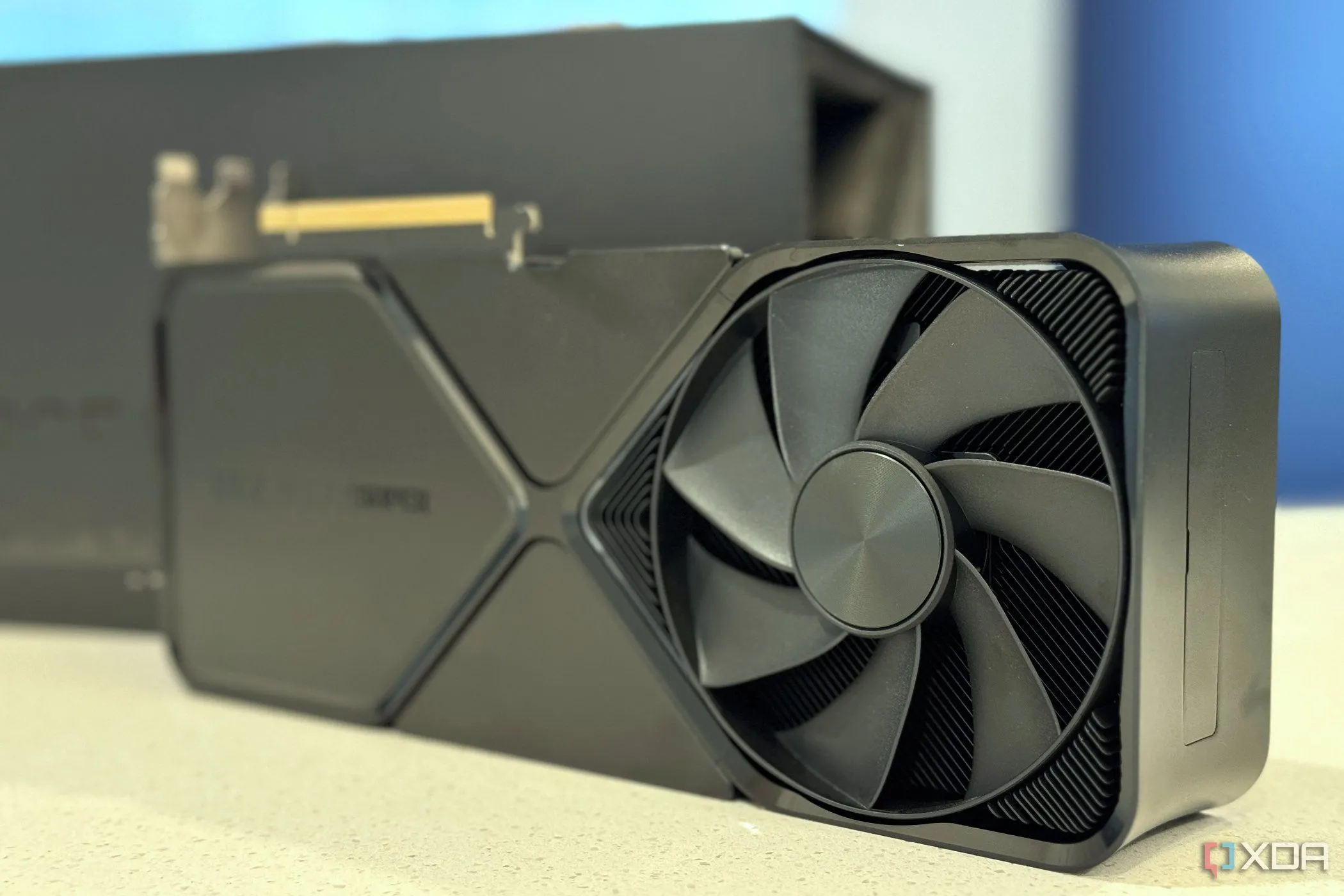 Phiên bản Founders Edition của Nvidia GeForce RTX 4080 Super cùng hộp đựng, minh họa cho card đồ họa cao cấp bị ảnh hưởng bởi shrinkflation