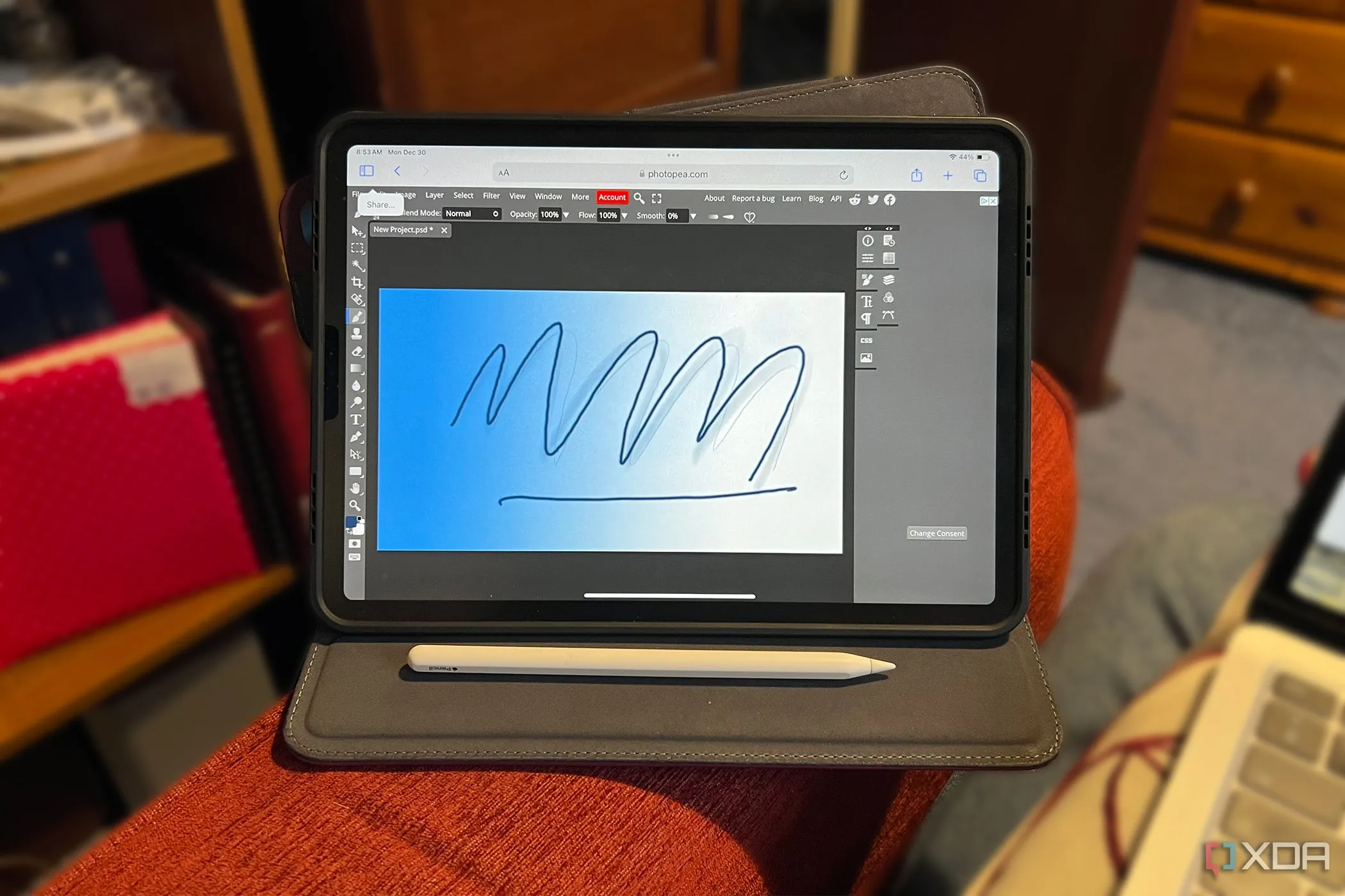 Photopea đang hoạt động trên iPad Pro cùng với Apple Pencil, thể hiện tính năng chỉnh sửa ảnh trên nền tảng di động