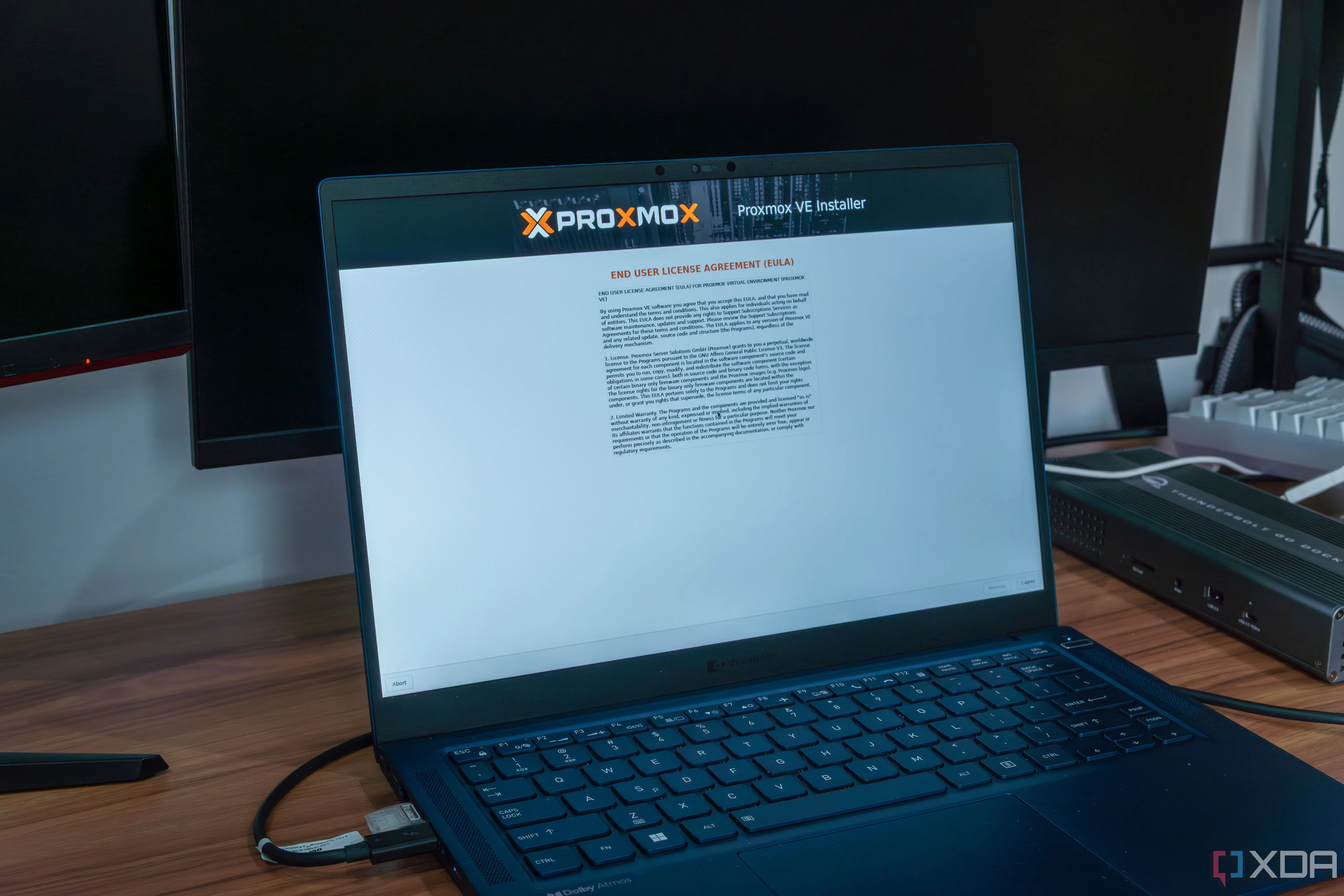 Quá trình cài đặt Proxmox VE đang diễn ra trên một chiếc laptop cũ, minh họa khả năng tái sử dụng phần cứng
