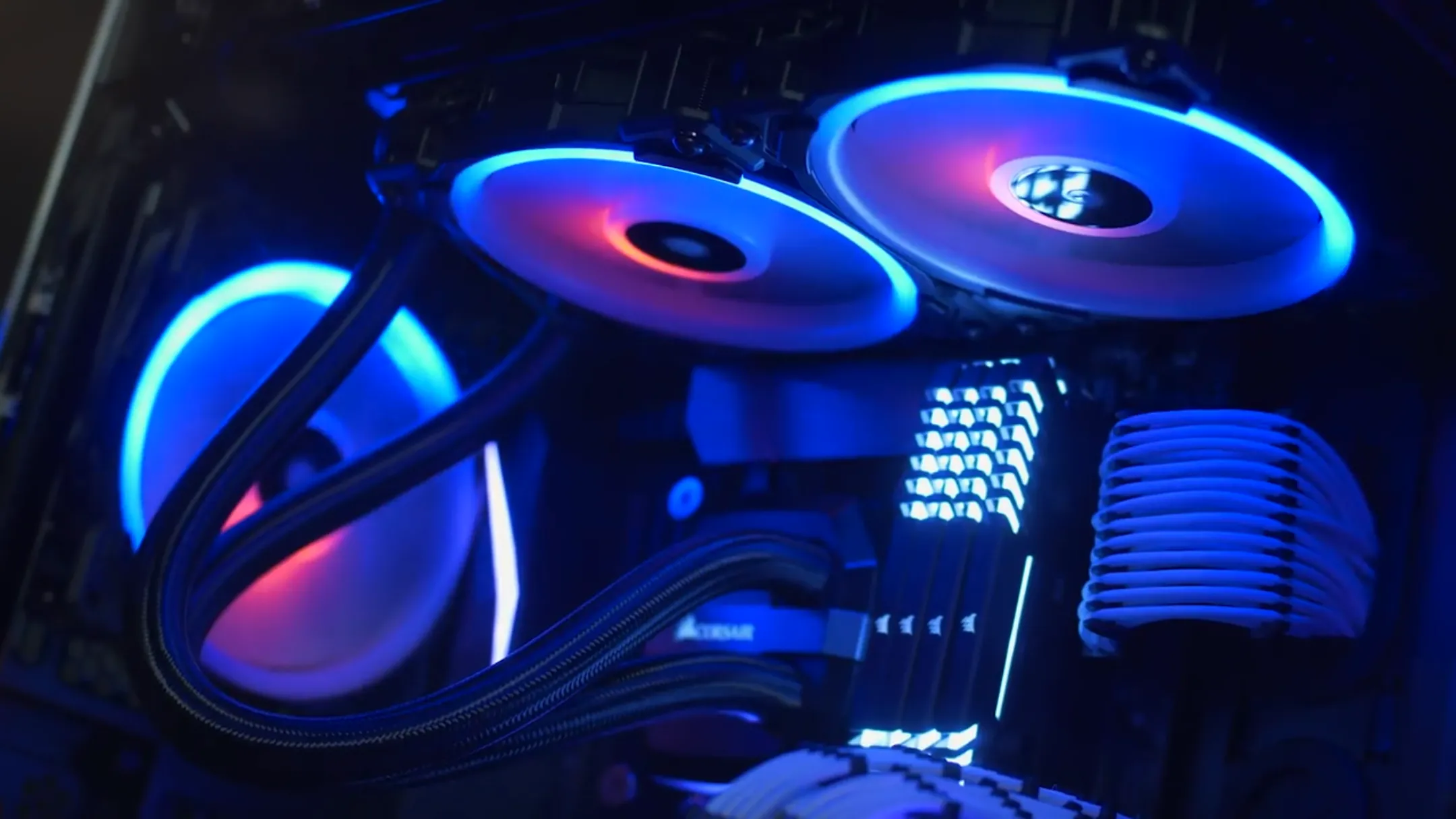 Quạt Corsair LL120 RGB bên trong vỏ máy tính
