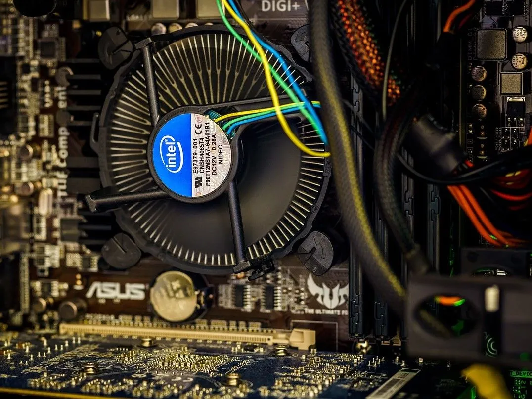 Quạt tản nhiệt CPU Intel gắn trên bo mạch chủ ASUS, minh họa cho linh kiện cần bảo trì để tránh quá nhiệt