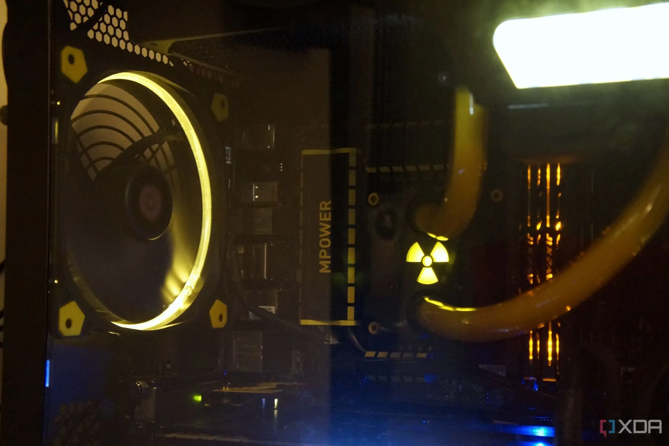 Quạt tản nhiệt LED vòng màu vàng được lắp đặt trong bộ PC gaming