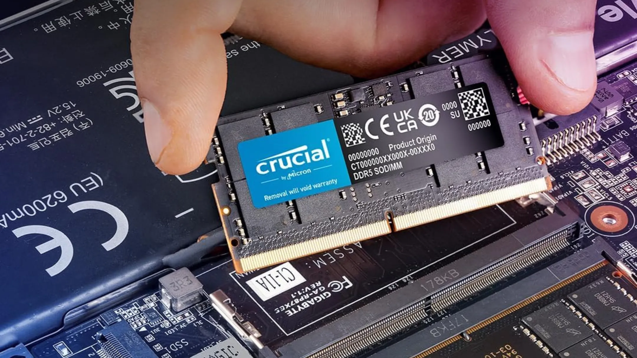 RAM Crucial 64GB DDR5 được lắp đặt bên trong laptop