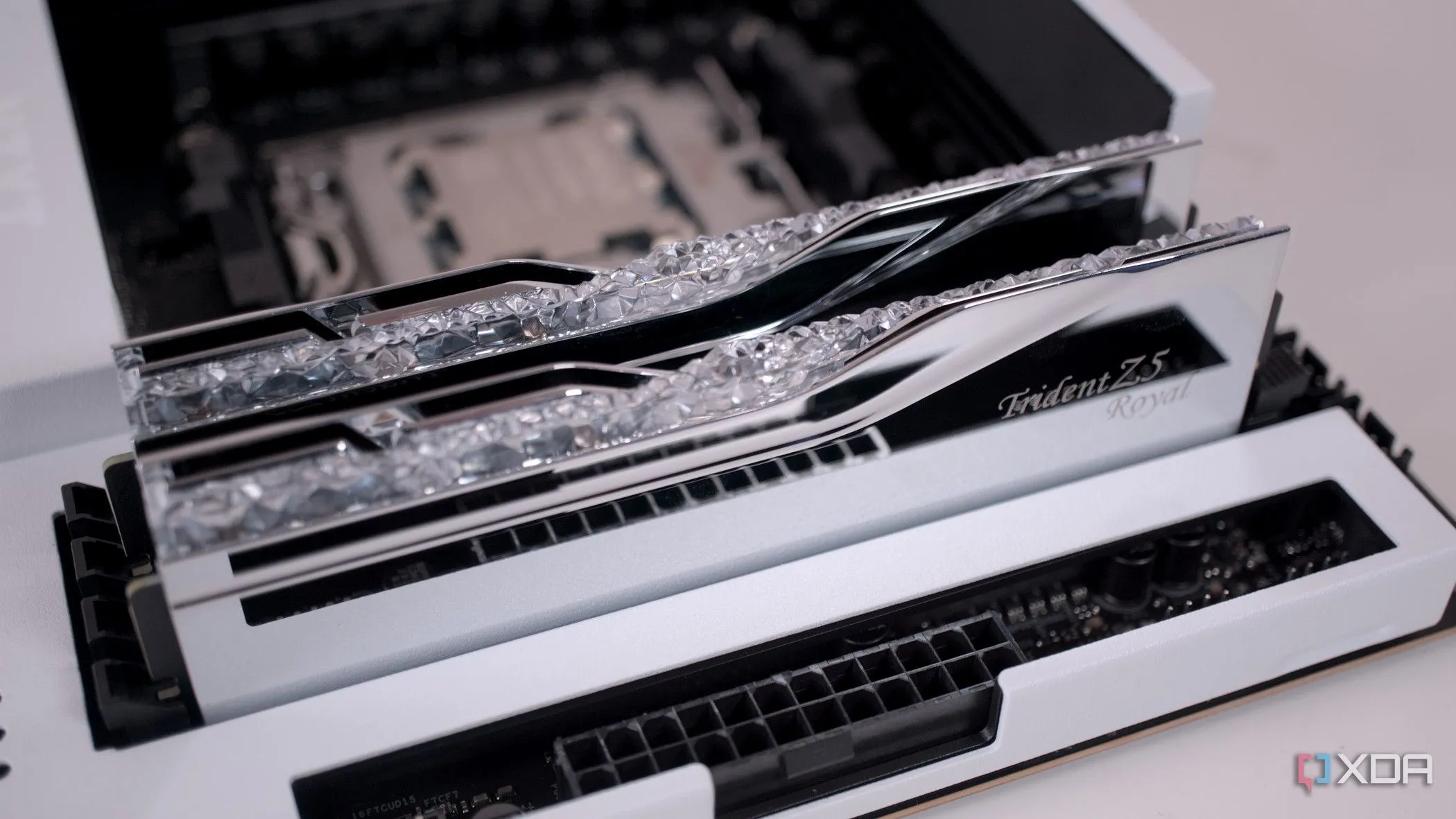 RAM được lắp đặt trên bo mạch chủ NZXT N7 B650E, sẵn sàng để bật XMP hoặc EXPO