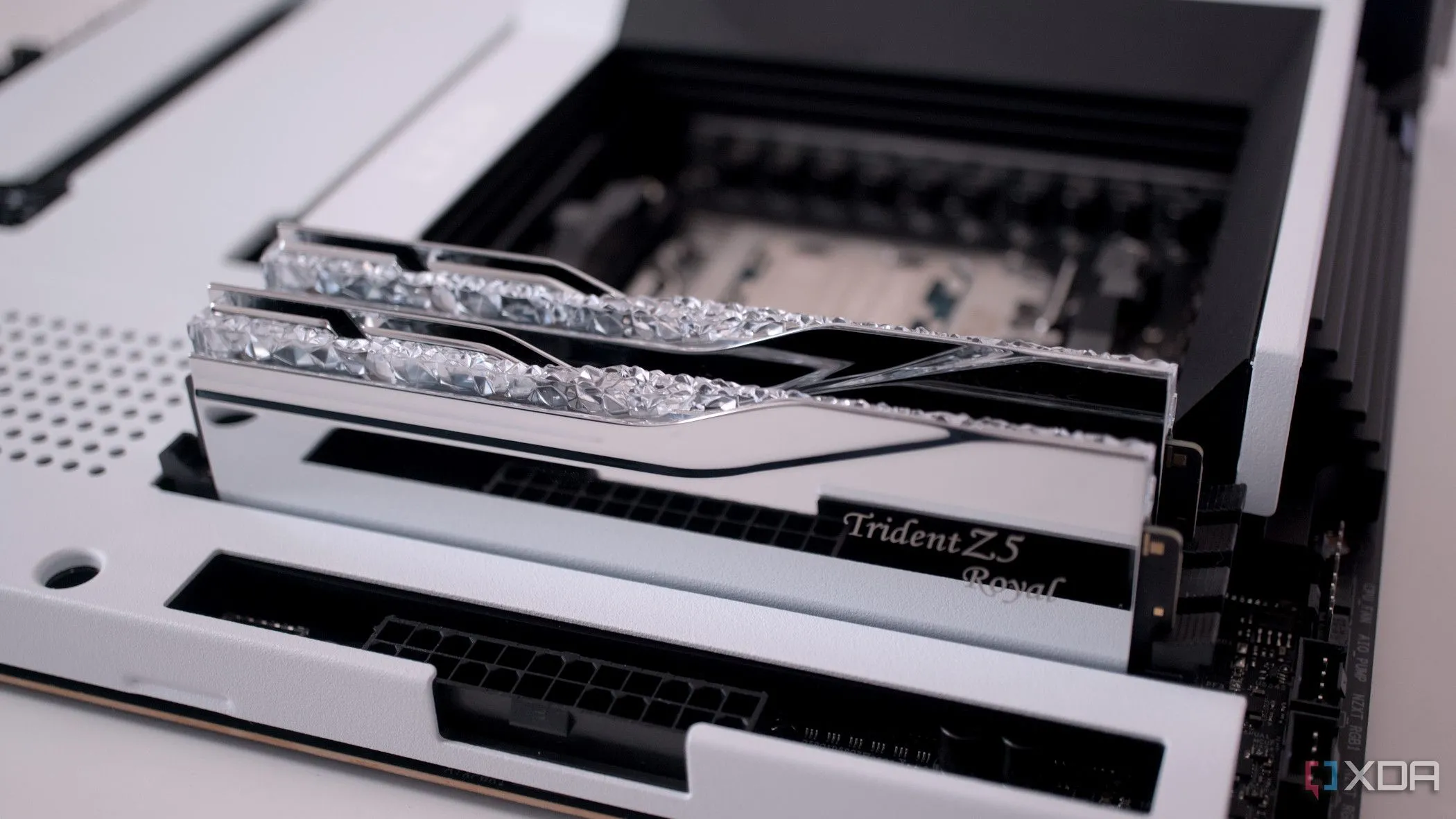 RAM Lexar DDR5 được cài đặt trên mainboard NZXT N7 B650E