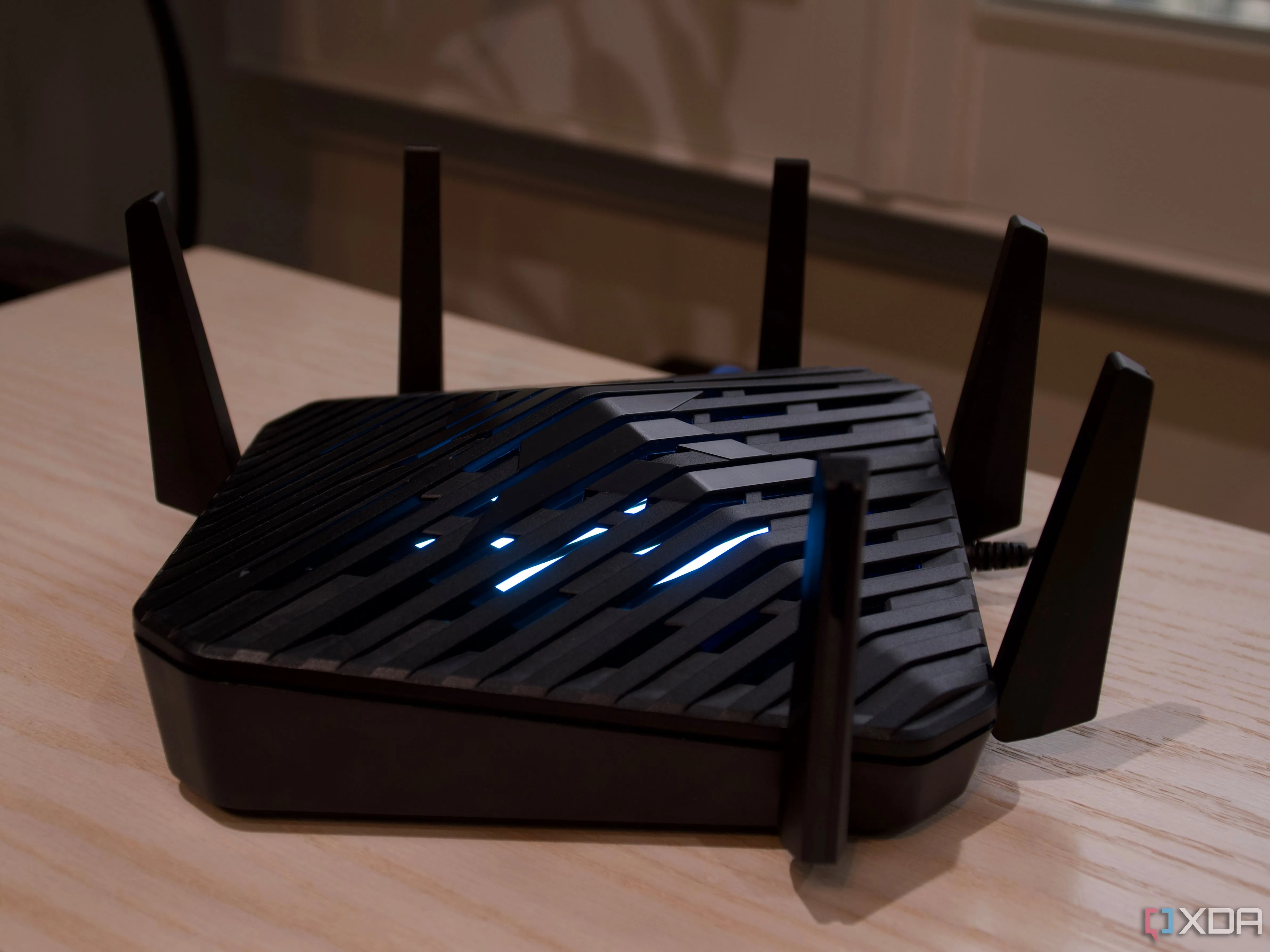 Router Acer Predator Connect W6 đặt nghiêng, là thiết bị trung tâm cần được bảo mật để bảo vệ mạng Wi-Fi gia đình