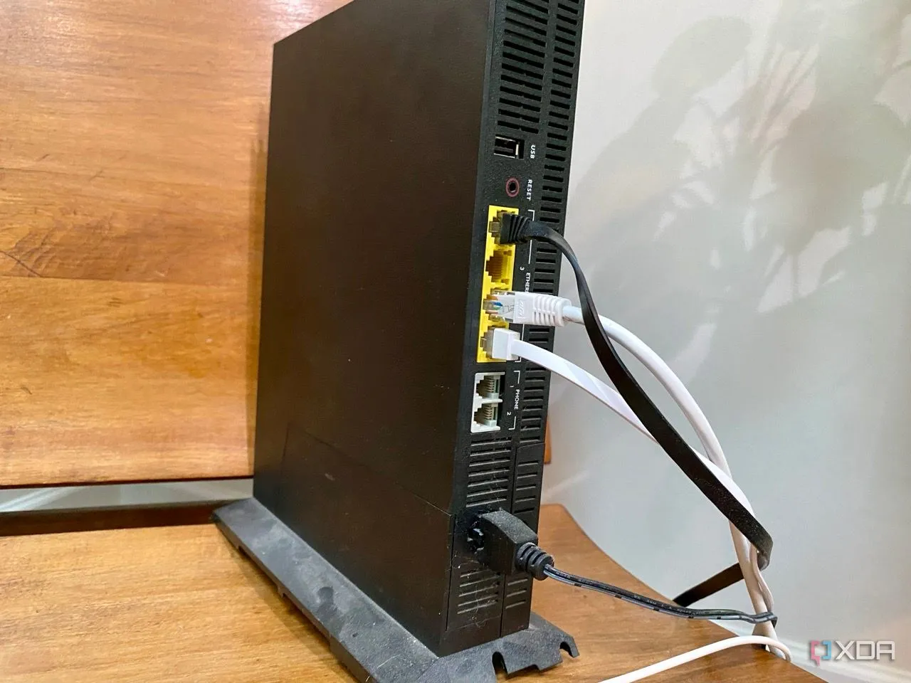 Router quang cũ với cổng Ethernet và USB, sẵn sàng cho việc kết nối SSD ngoài