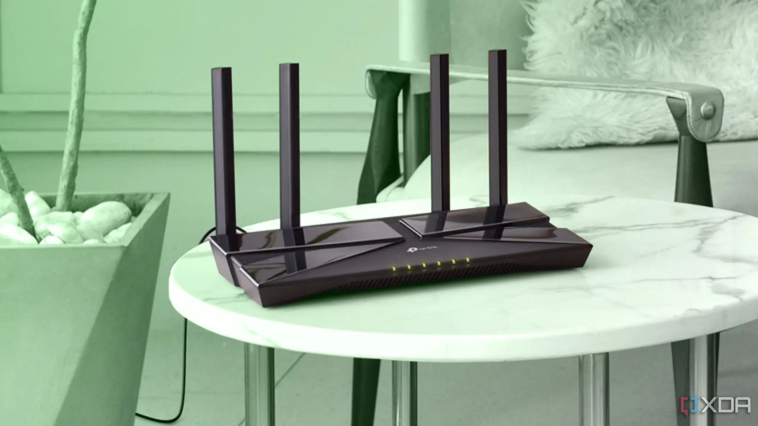Router Wi-Fi màu đen trên bàn, thể hiện nguyên nhân Wi-Fi chậm do thiết bị cũ hoặc vị trí đặt không tối ưu.