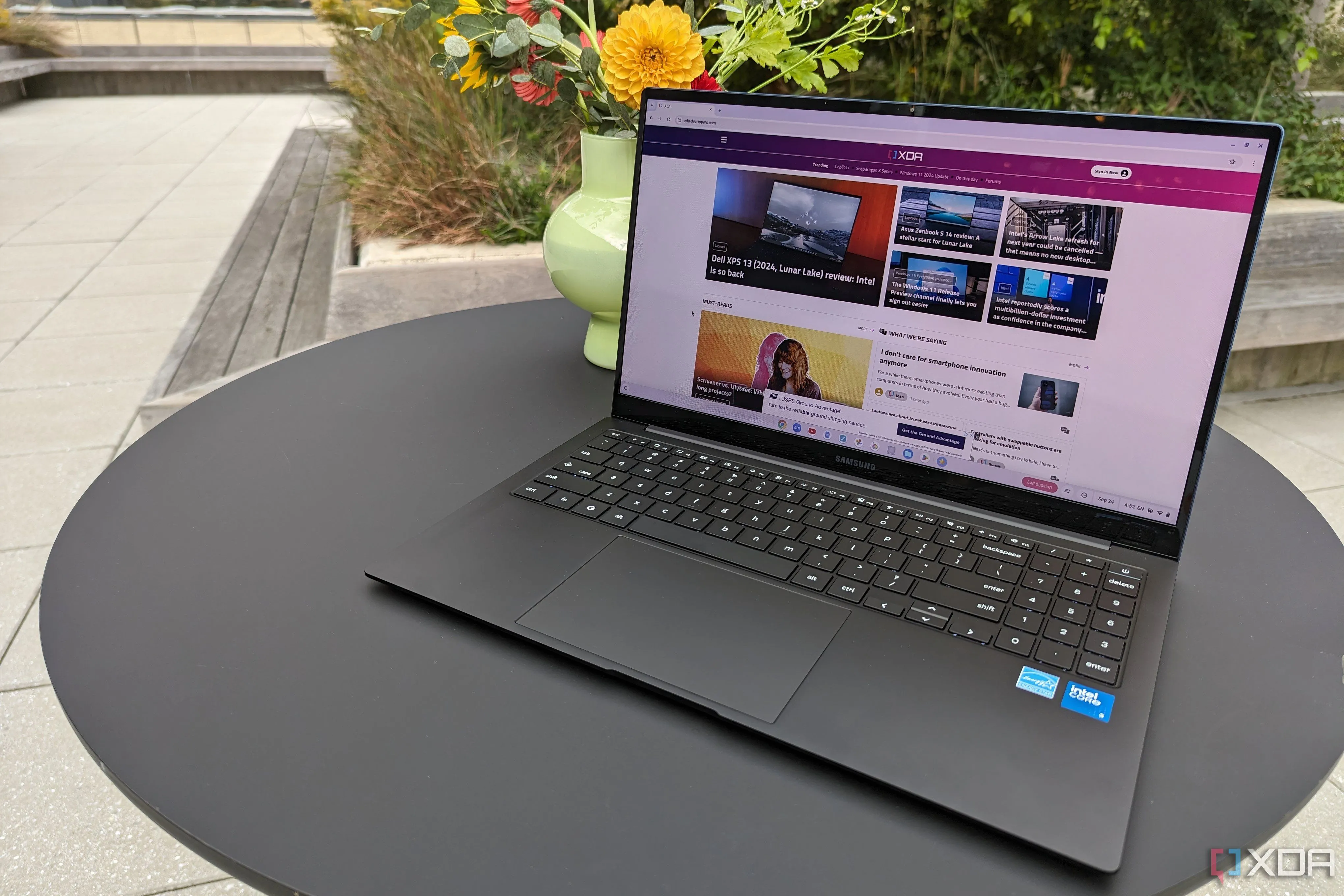 Samsung Galaxy Chromebook hiển thị một trang web với nhiều tab đang mở