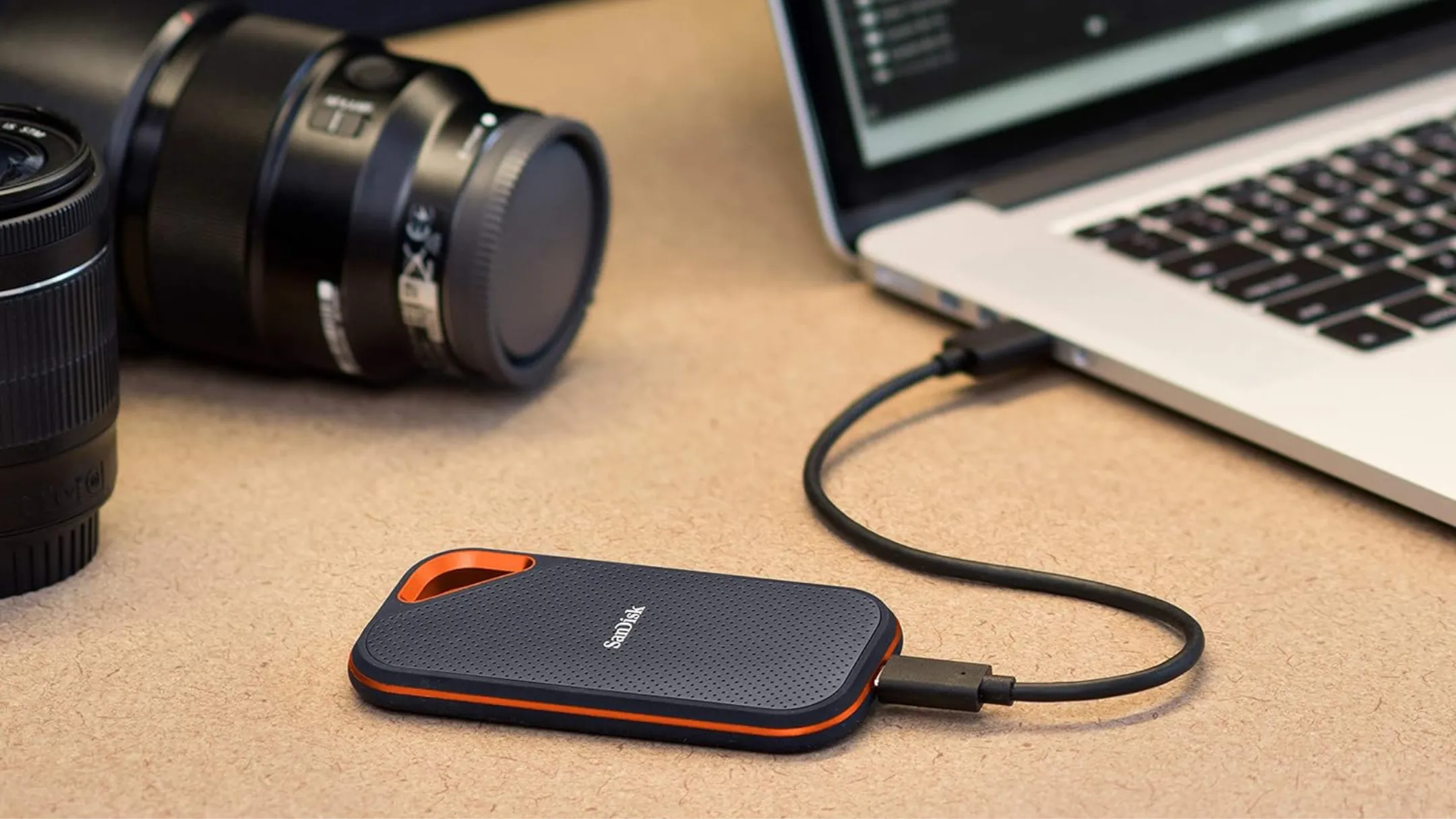 SanDisk Extreme Portable SSD cạnh laptop và camera, minh họa tính di động