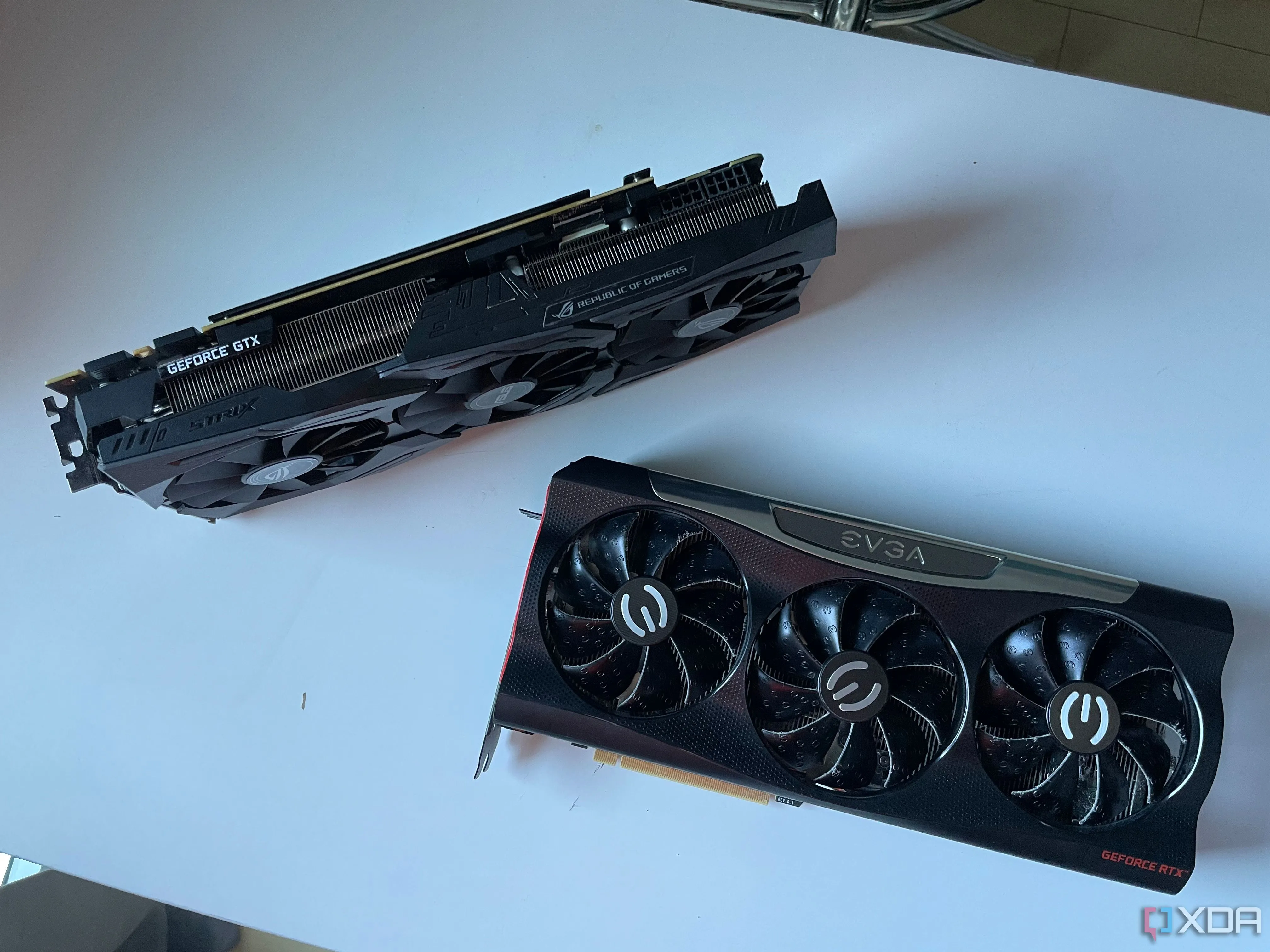 So sánh card đồ họa ASUS STRIX 1080ti và EVGA RTX 3080 trên bàn, gợi ý lựa chọn GPU cũ hiệu năng cao để tránh giá scalper