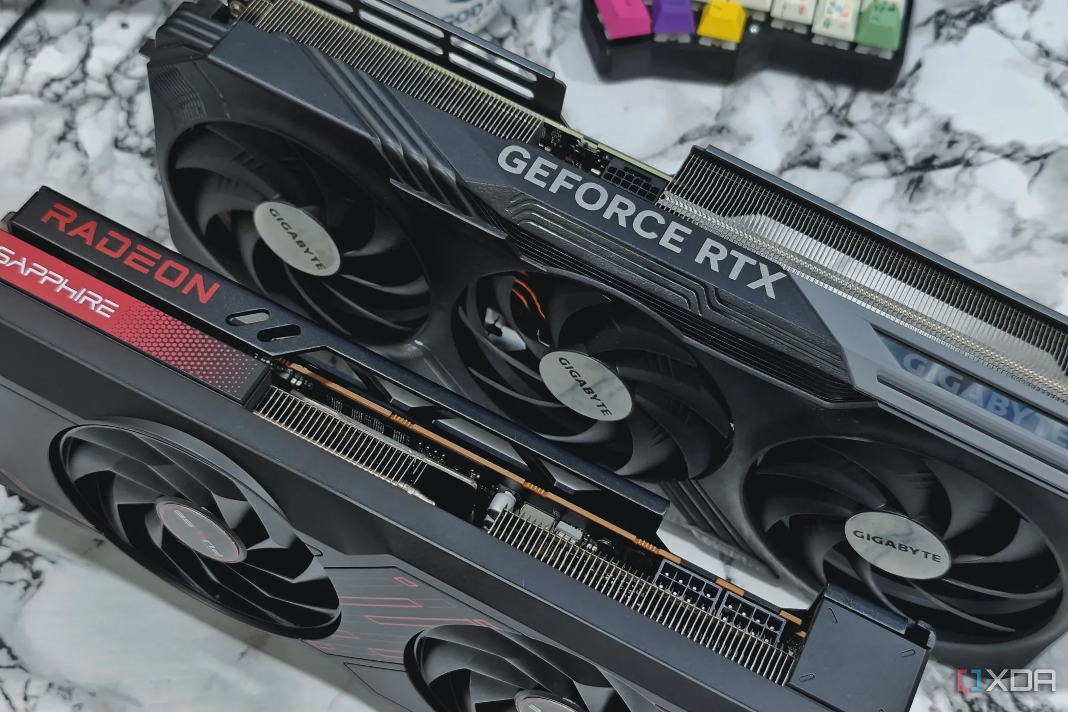 So sánh card đồ họa GeForce RTX 4070 Ti và AMD Radeon RX 7700XT, đề cập đến vấn đề VRAM và cạnh tranh trên thị trường GPU