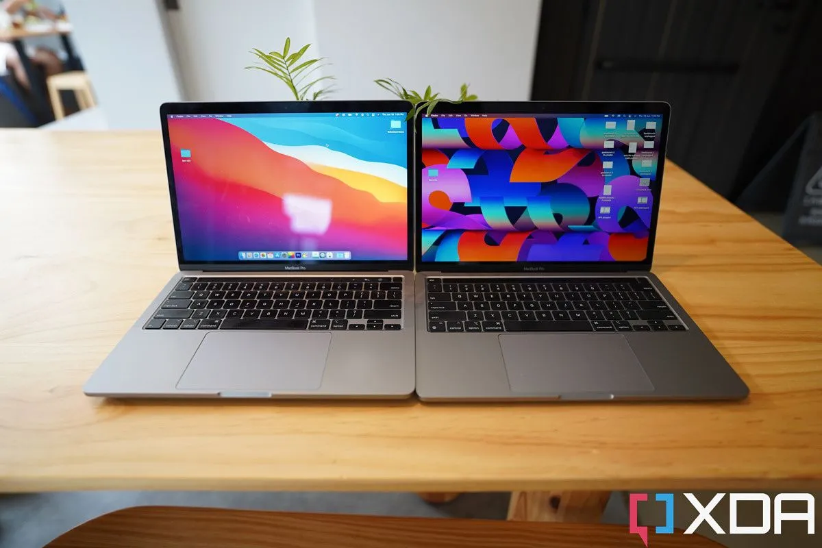 So sánh hai mẫu MacBook Pro 13 inch: phiên bản 2020 dùng chip Intel (trái) và 2022 dùng chip Apple M2 (phải)
