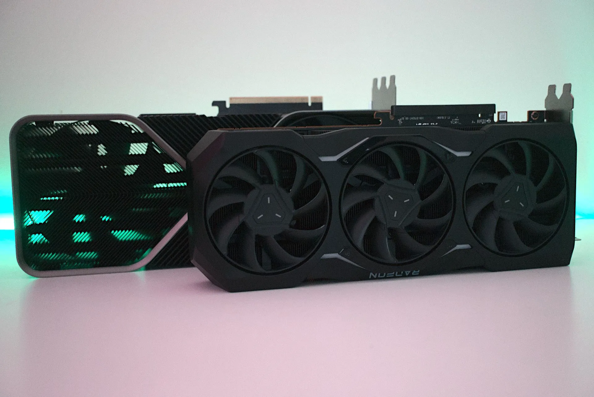 So sánh thiết kế của card đồ họa Nvidia GeForce RTX 4090 và AMD Radeon RX 7900 XTX
