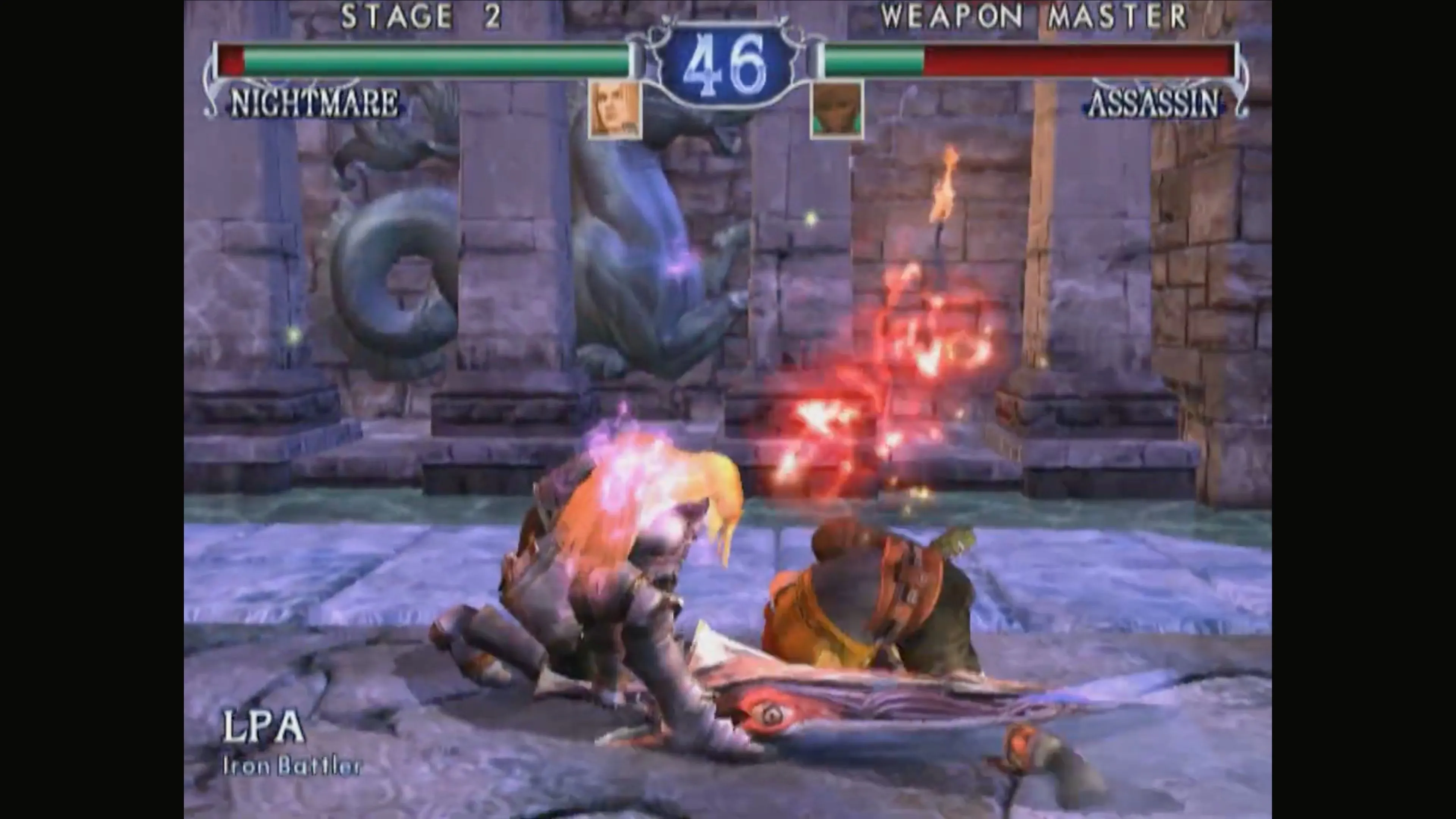 Soulcalibur II ảnh chụp màn hình game 1: Hai nhân vật chuẩn bị giao đấu trên một đấu trường cổ kính