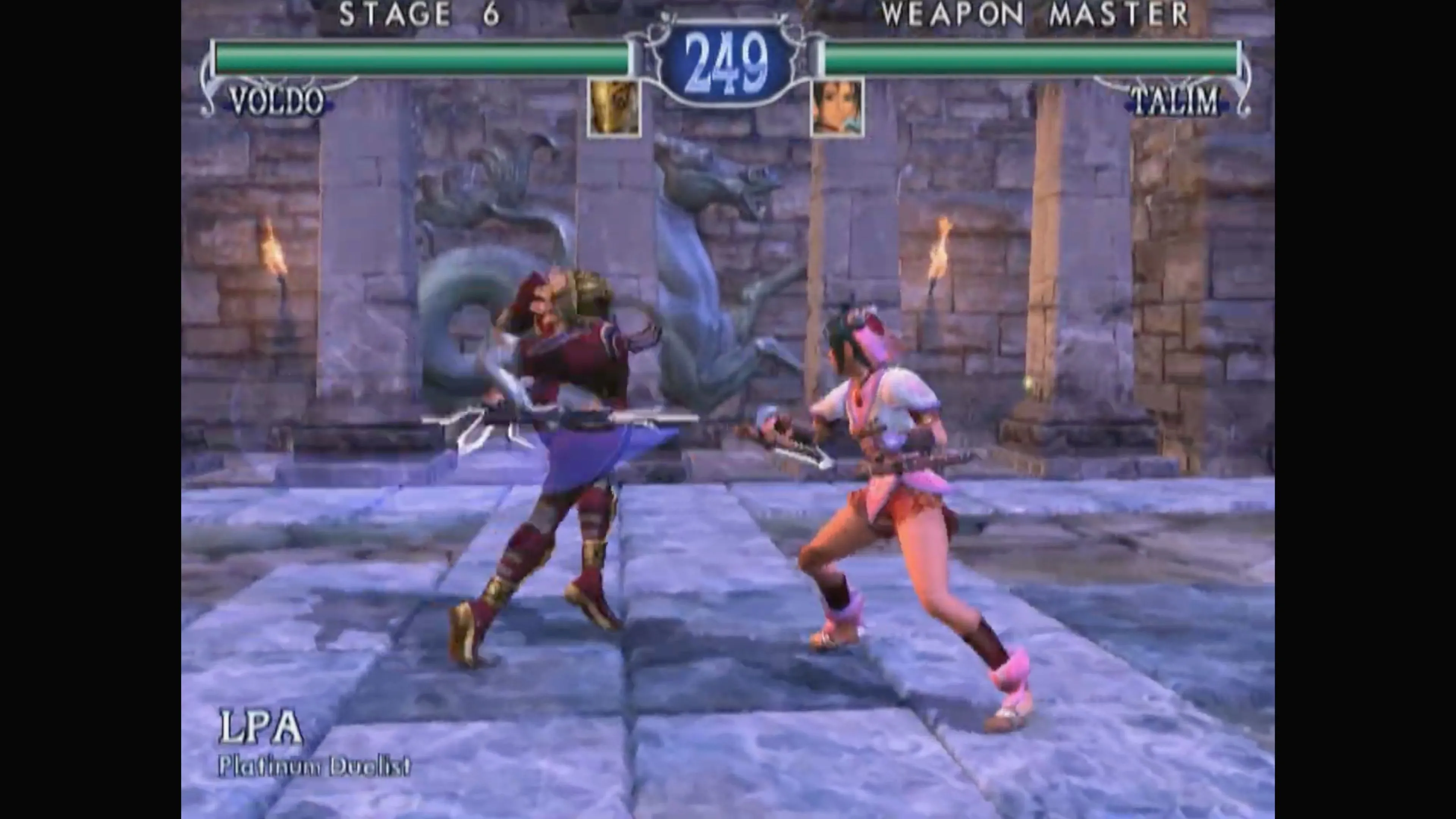 Soulcalibur II ảnh chụp màn hình game 2: Một nhân vật nữ sử dụng vũ khí lớn trong trận chiến