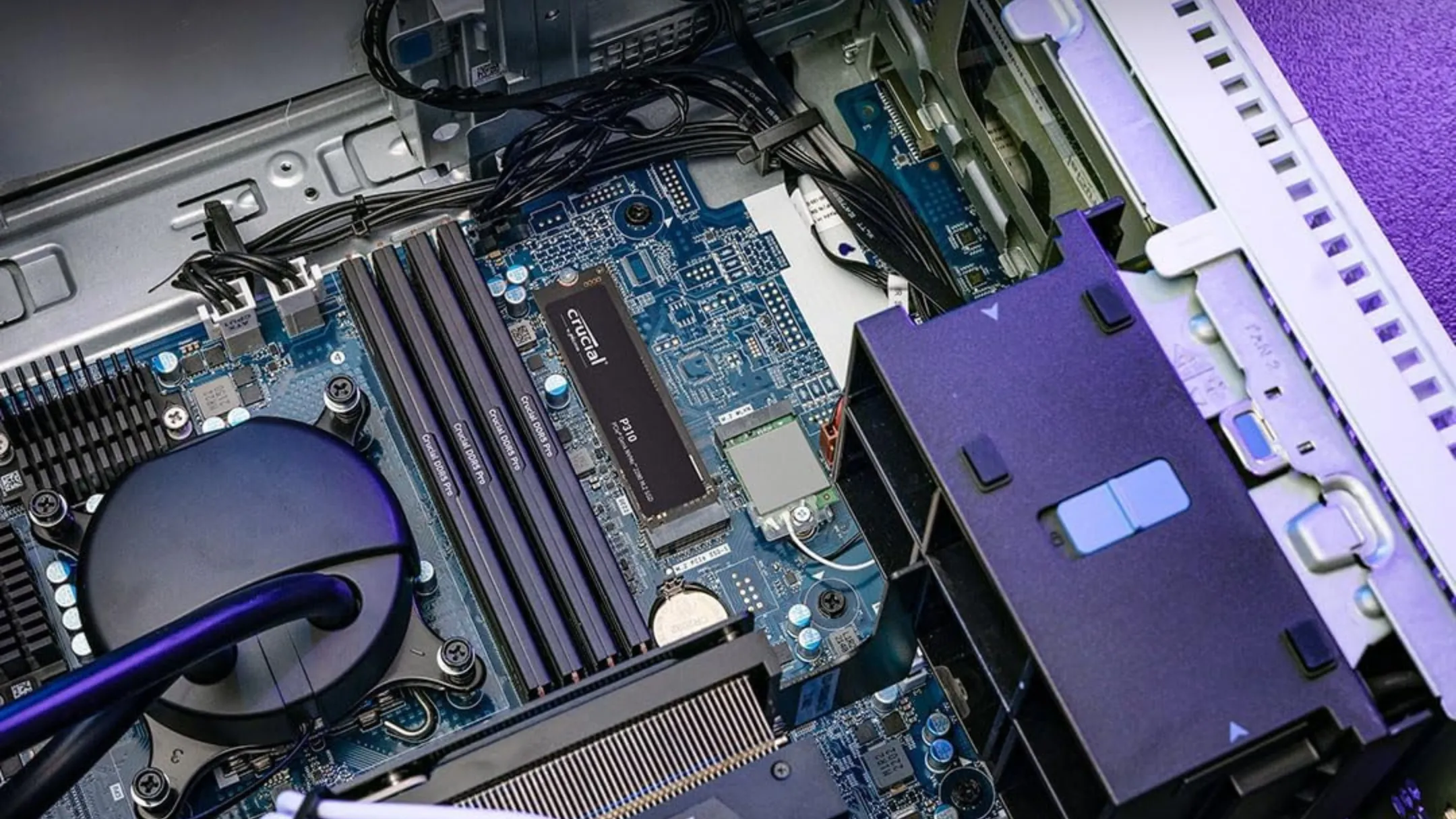 SSD Crucial P310 được lắp đặt trên bo mạch chủ máy tính
