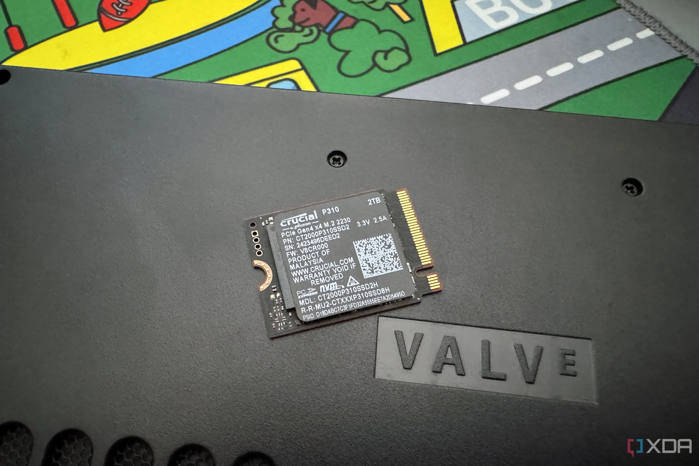 SSD Crucial P310 gắn trên bo mạch Steam Deck, minh họa khả năng nâng cấp lưu trữ cho thiết bị chơi game cầm tay