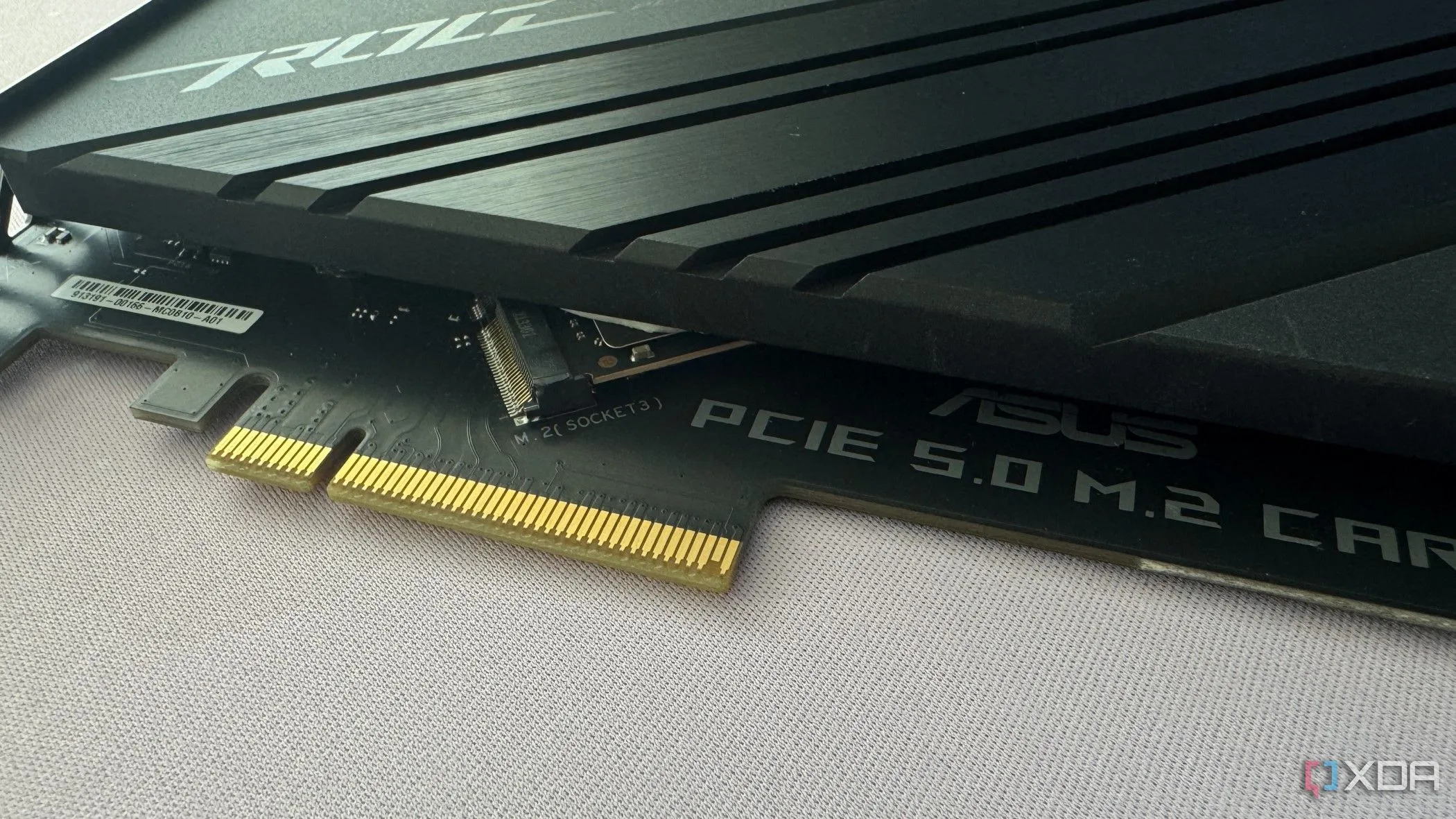 SSD Crucial T705 M.2 PCIe Gen 5 với tản nhiệt và adapter PCIe