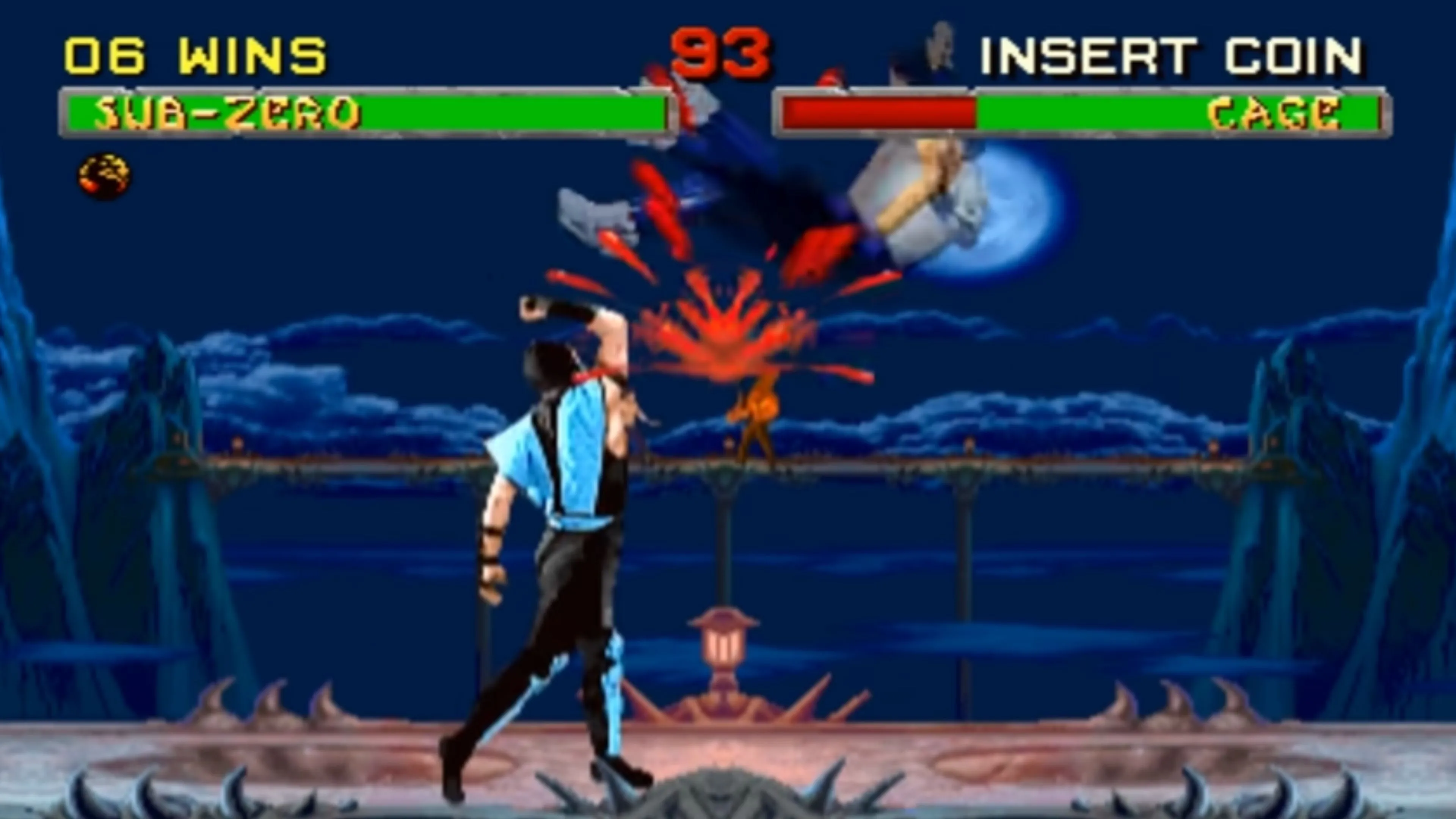 Sub-Zero và Johnny Cage đang giao chiến trong một trận đấu kinh điển của Mortal Kombat 2 trên Sega Genesis