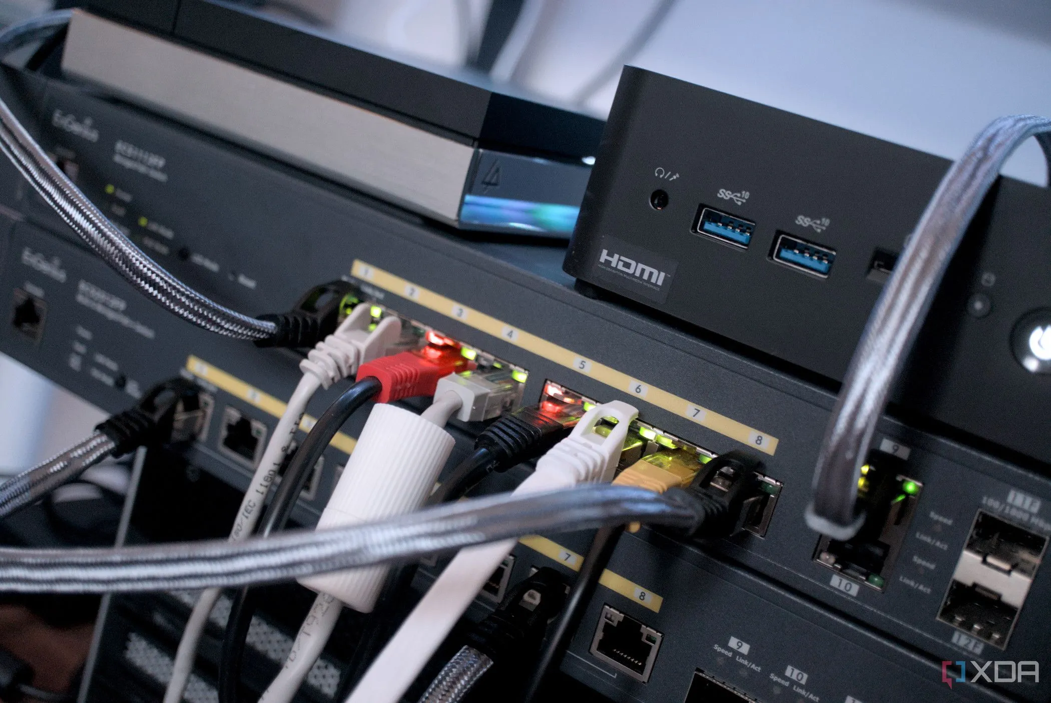 Switch mạng, router và NAS thể hiện sự tổ chức hệ thống mạng gia đình