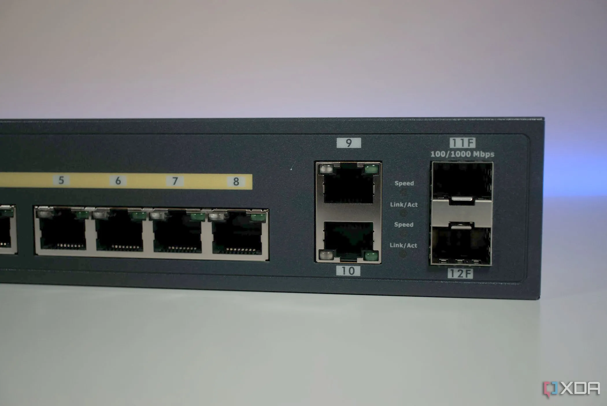 Switch quản lý EnGenius ECS112FP với các cổng uplink SFP và RJ45