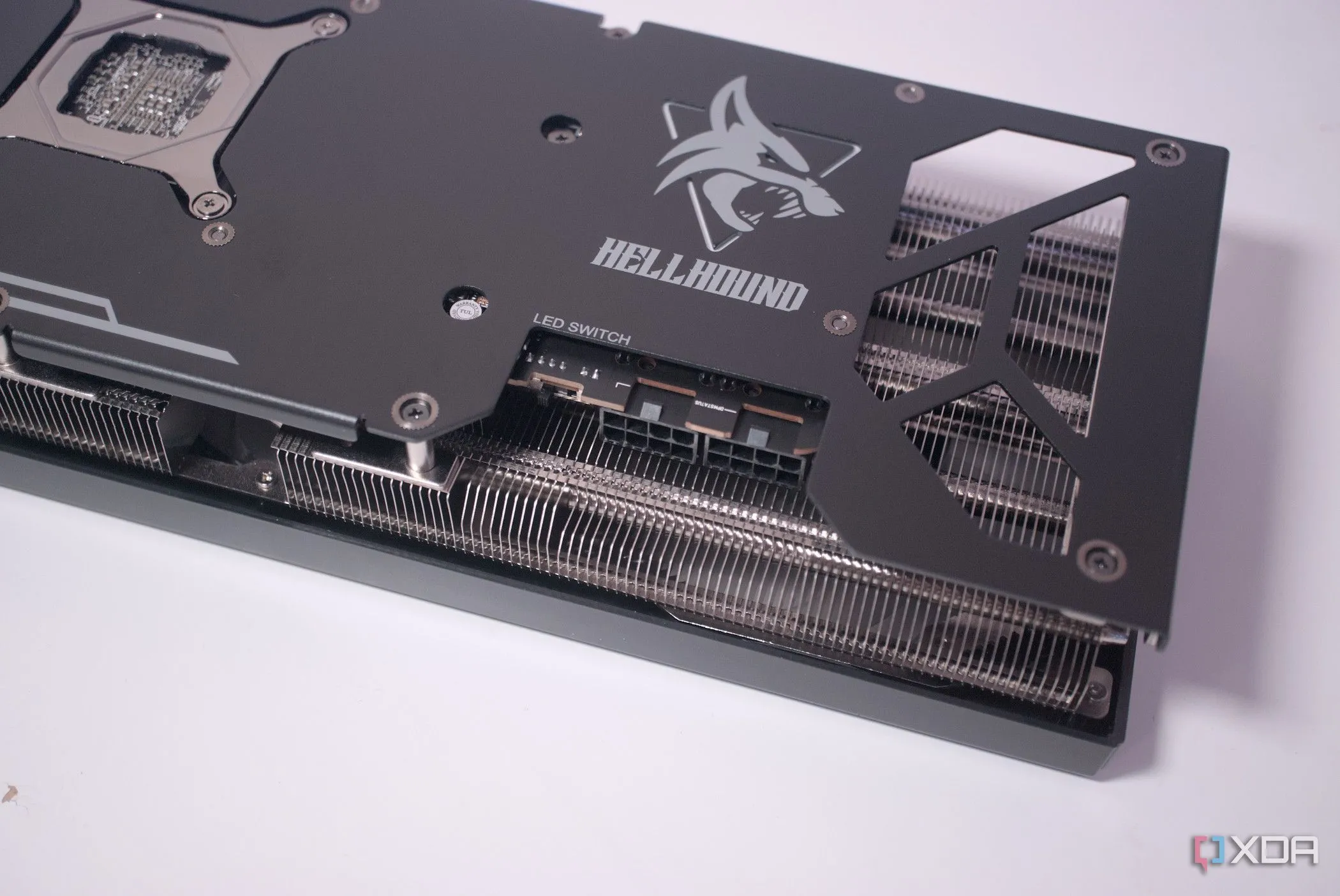 Tấm backplate của card đồ họa PowerColor Hellhound Radeon RX 7900 GRE, minh họa tầm quan trọng của việc kiểm tra GPU cũ