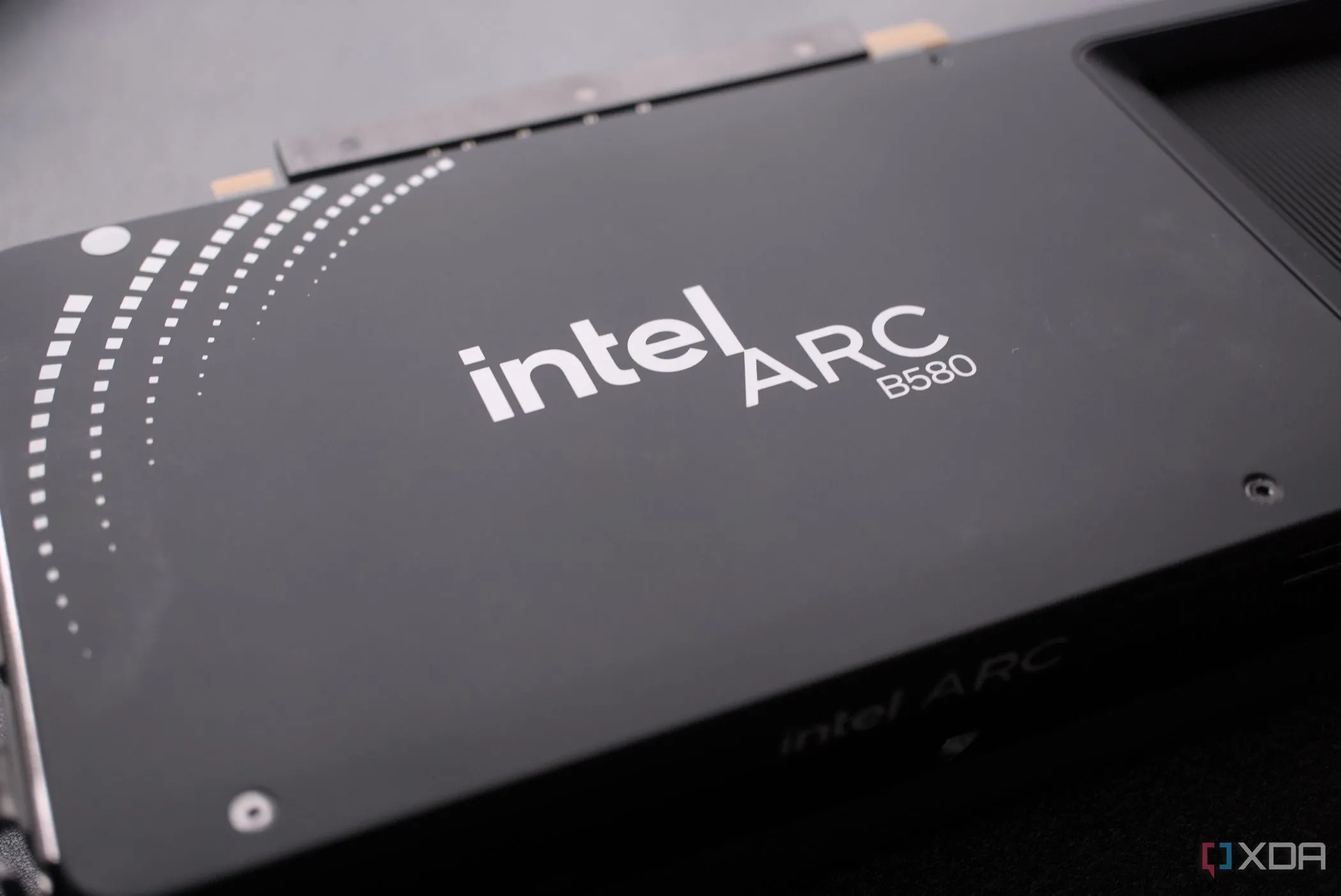 Tấm ốp lưng của card đồ họa Intel Arc B580, cho thấy thiết kế của dòng GPU tầm trung