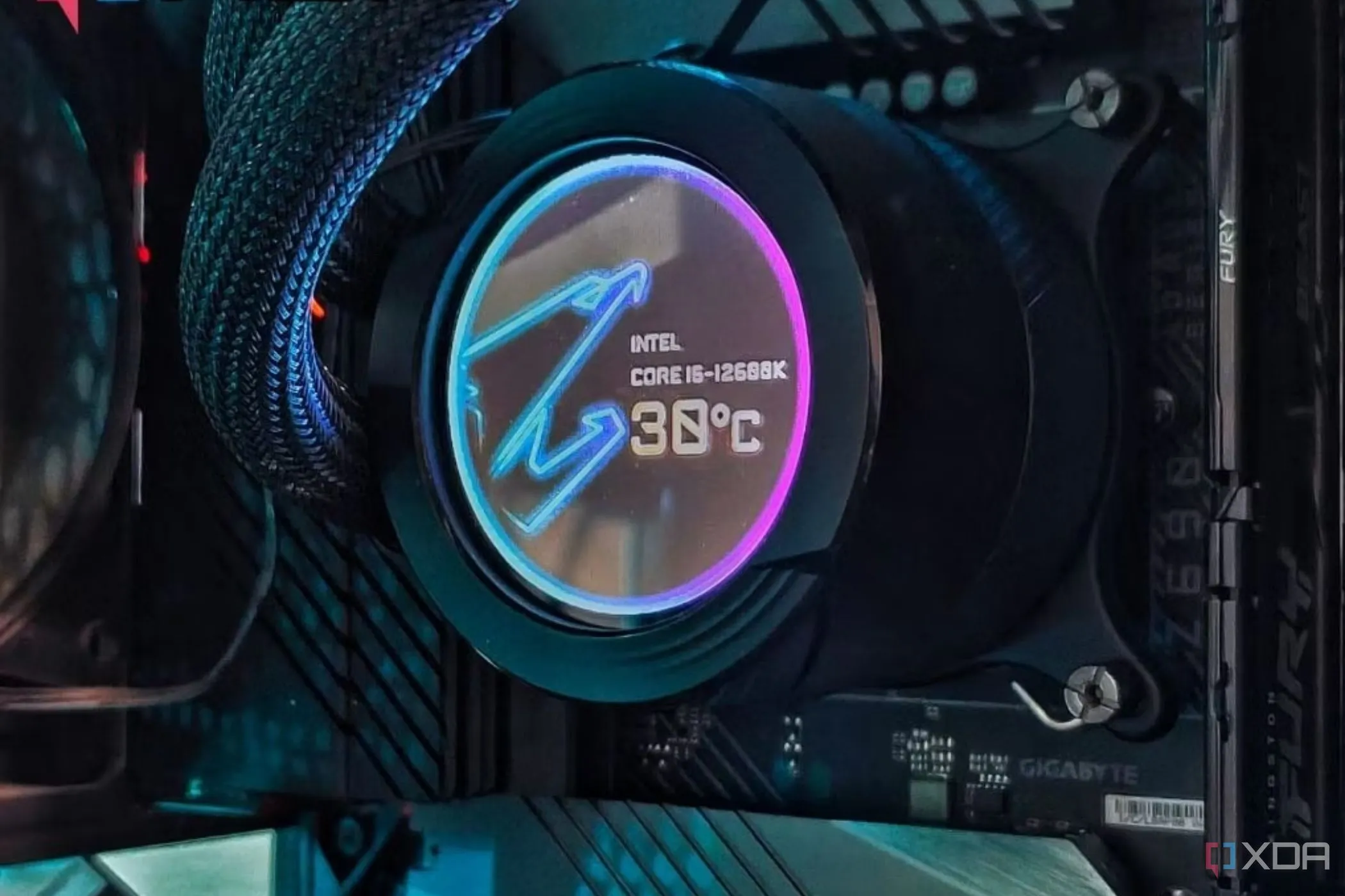 Tản nhiệt CPU Gigabyte với màn hình hiển thị nhiệt độ.