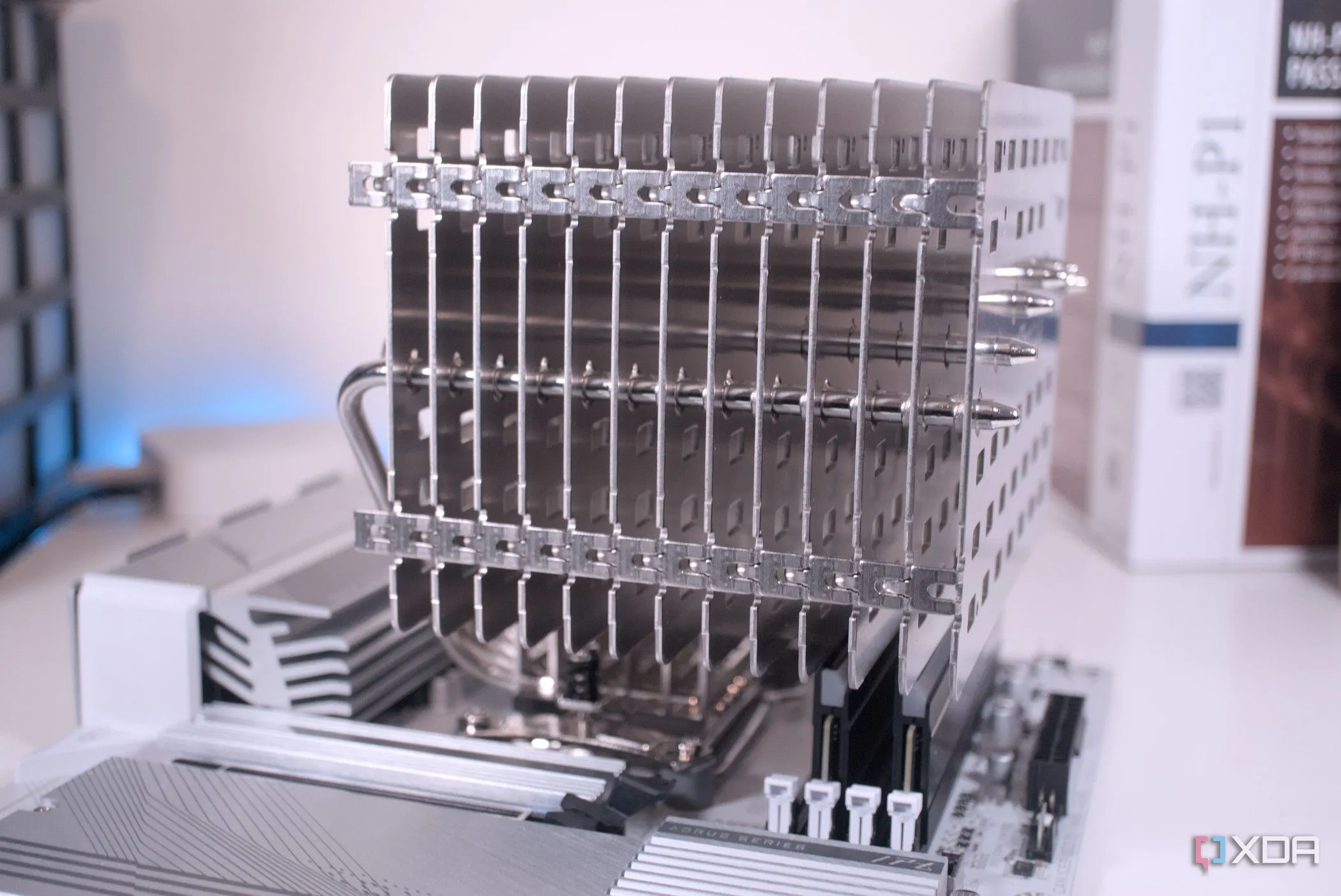 Tản nhiệt khí Noctua NH-P1 lớn trên bo mạch chủ AMD, minh họa giải pháp tản nhiệt CPU