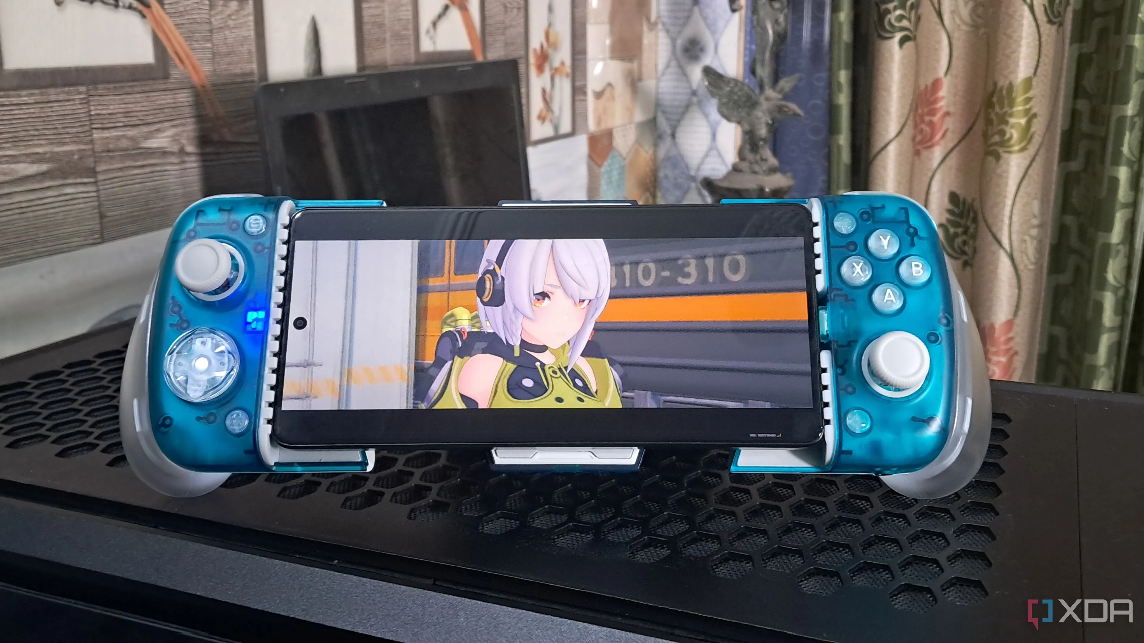 Tay cầm GameSir X3 Pro kết nối với điện thoại Poco F5, thể hiện khả năng chơi game di động tiện lợi với các tựa game hiện đại