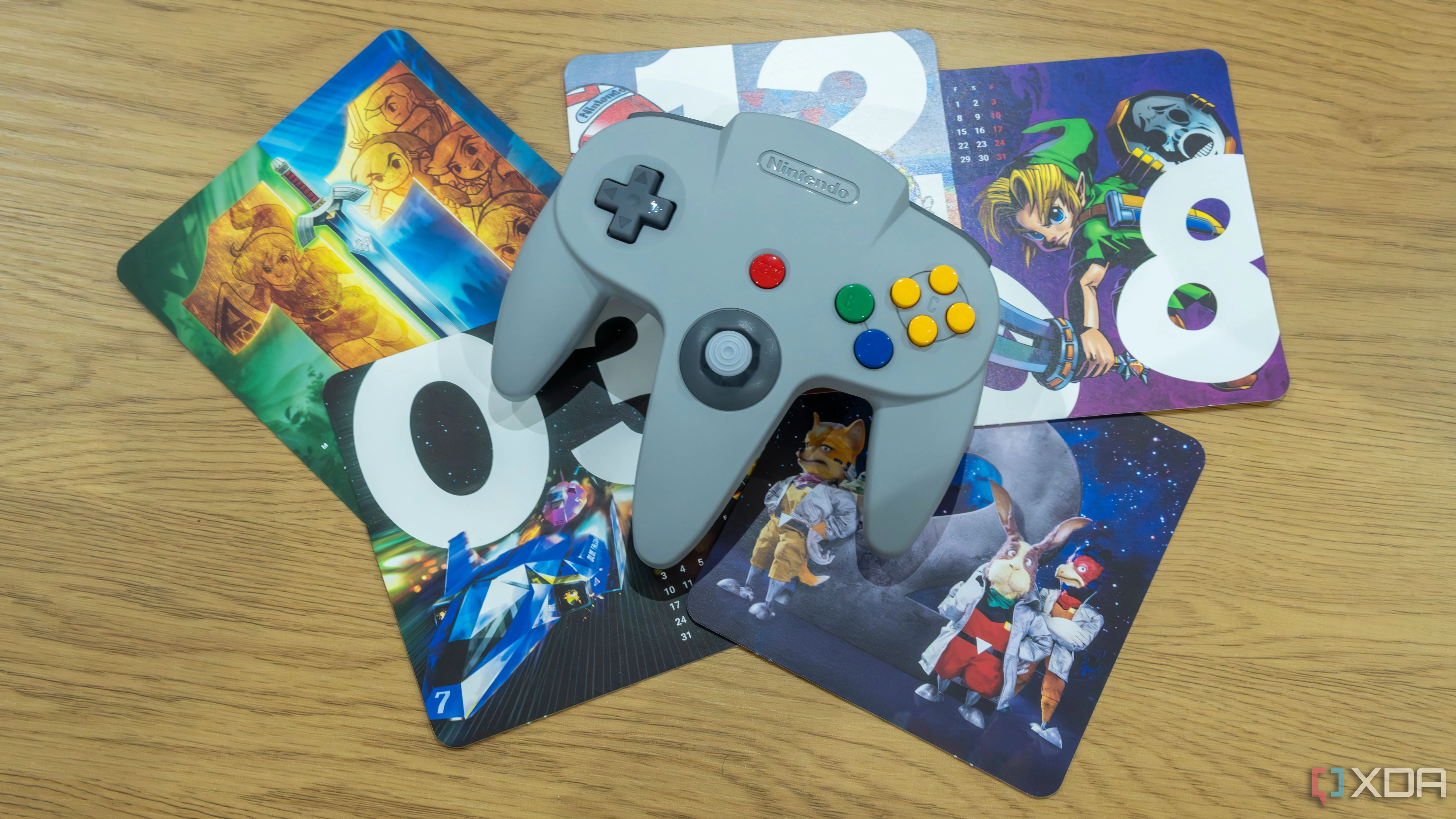 Tay cầm Nintendo 64 kinh điển với hình ảnh các tựa game nổi tiếng, biểu tượng của kỷ nguyên game console.