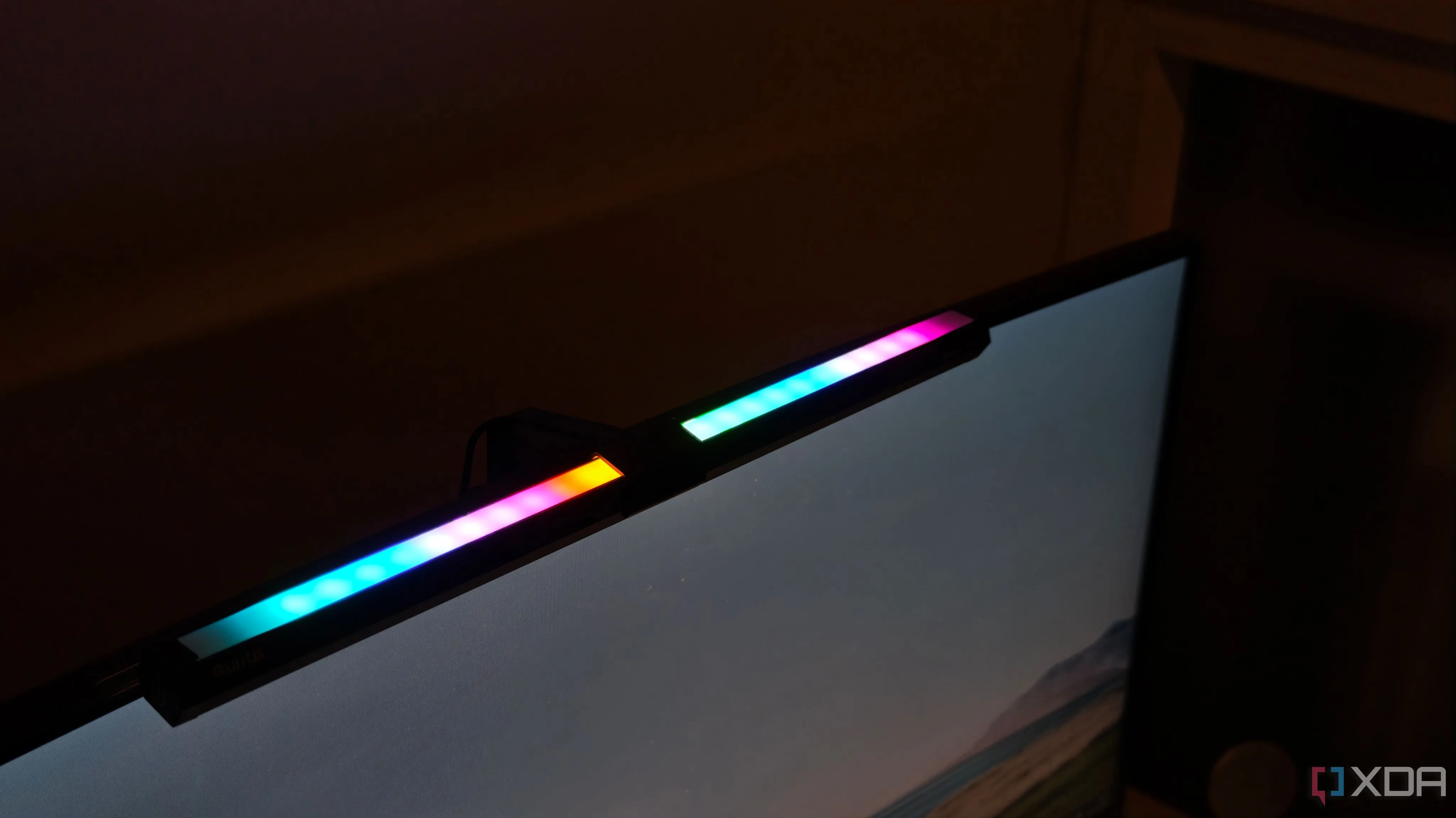 Thanh đèn màn hình Quntis với dải đèn RGB phía sau, tạo hiệu ứng ánh sáng cho góc setup gaming.