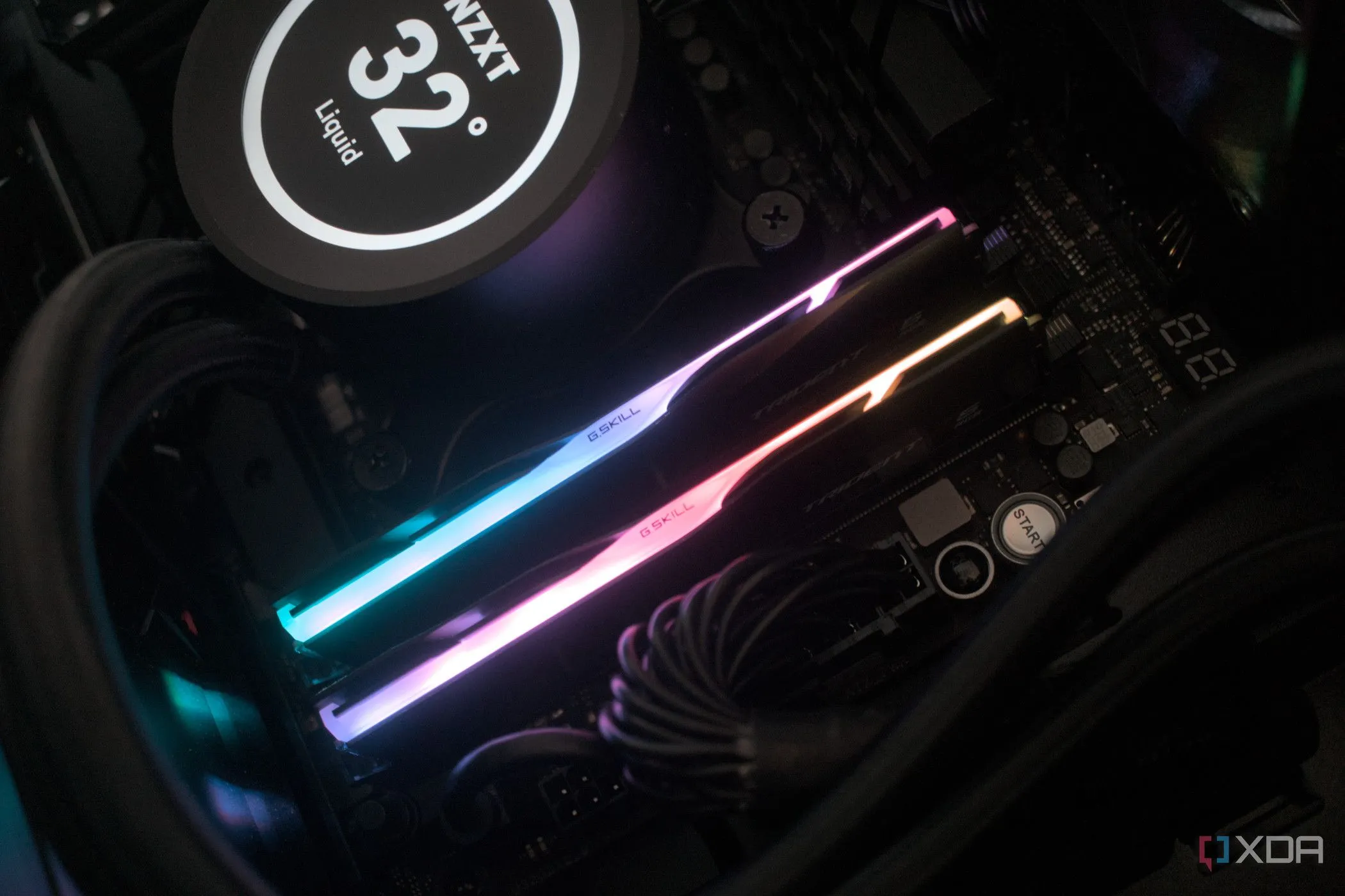Thanh RAM G.Skill Trident Z5 RGB DDR5-7200 được lắp đặt trong máy tính, cho thấy hiệu ứng LED RGB.