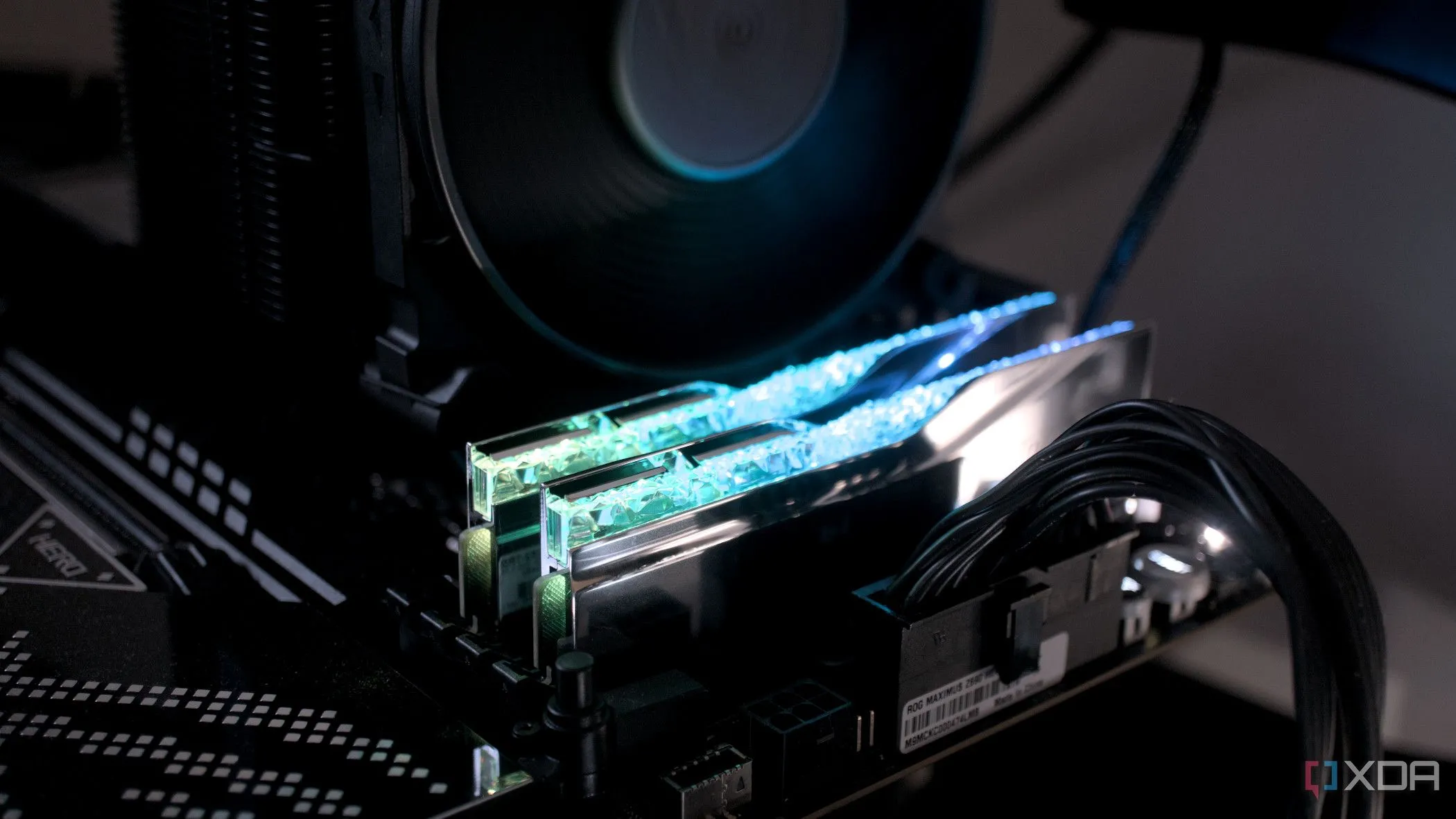 Thanh RAM G.Skill Trident Z5 Royal DDR5-7200 RGB với hiệu ứng đèn LED, biểu tượng cho RAM gaming được tối ưu với XMP/EXPO