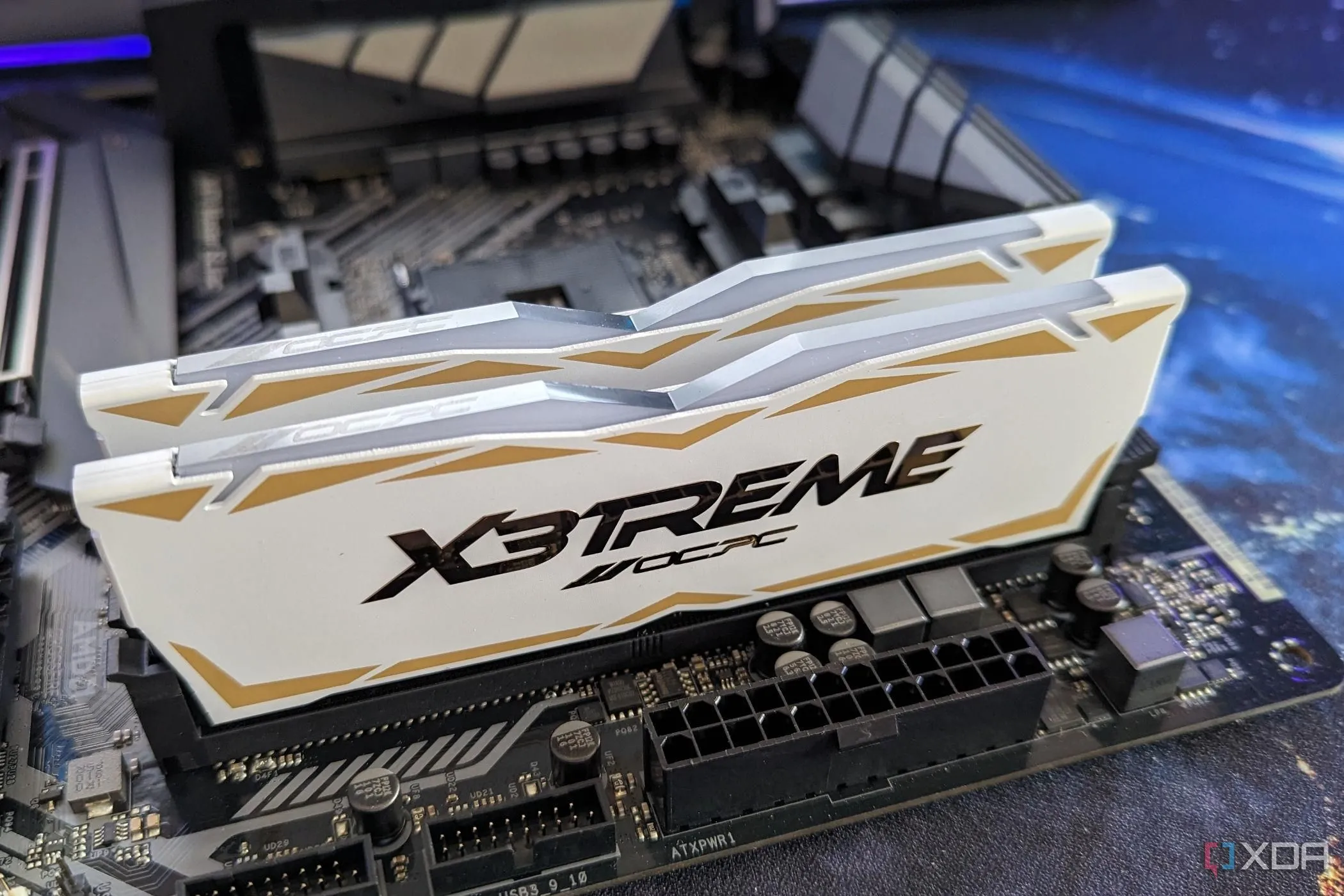 Thanh RAM OCPC DDR4 được cắm vào bo mạch chủ