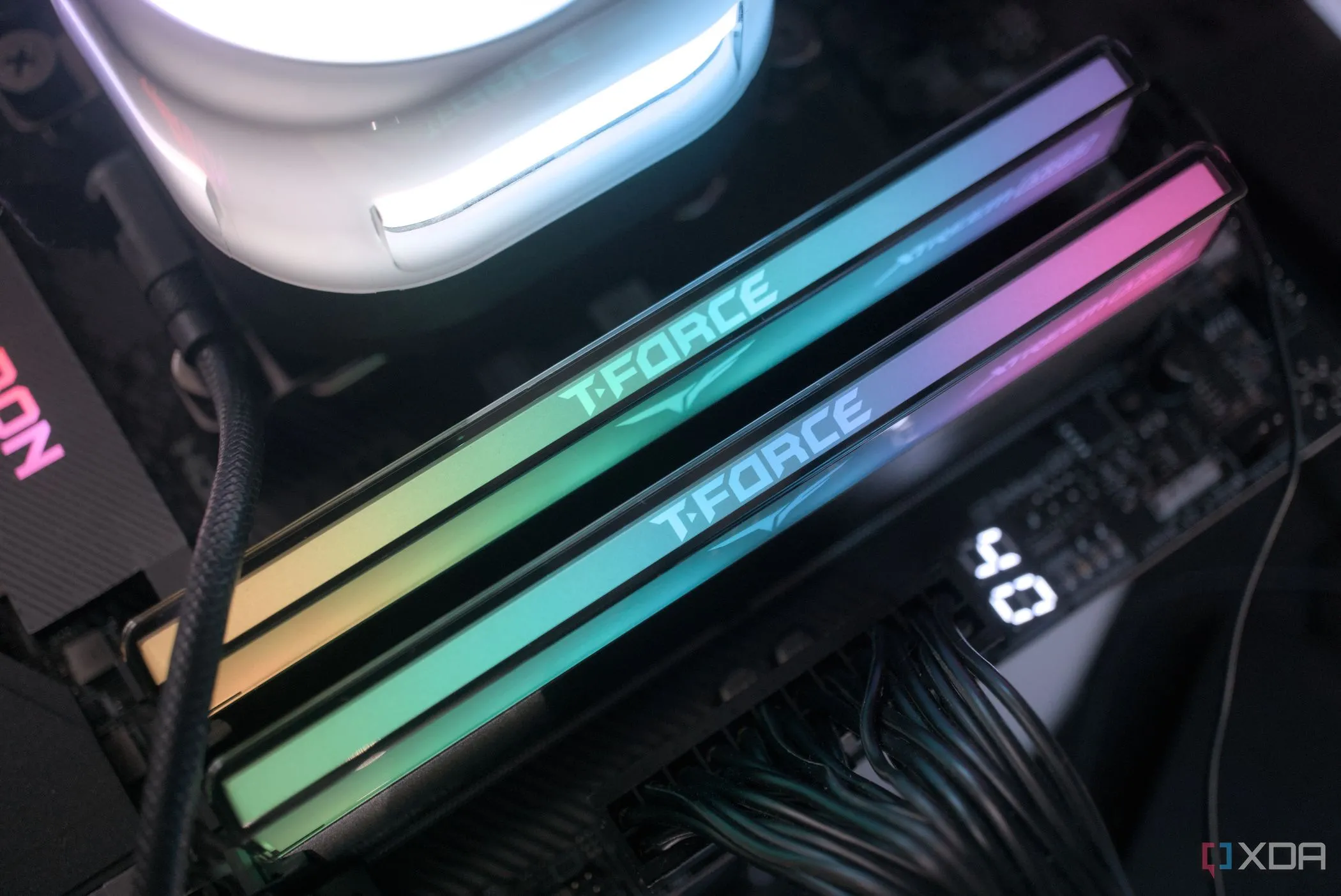 Thanh RAM TeamGroup T-FORCE XTREE ARGB DDR5 được lắp trên bo mạch chủ, thể hiện khả năng nâng cấp RAM