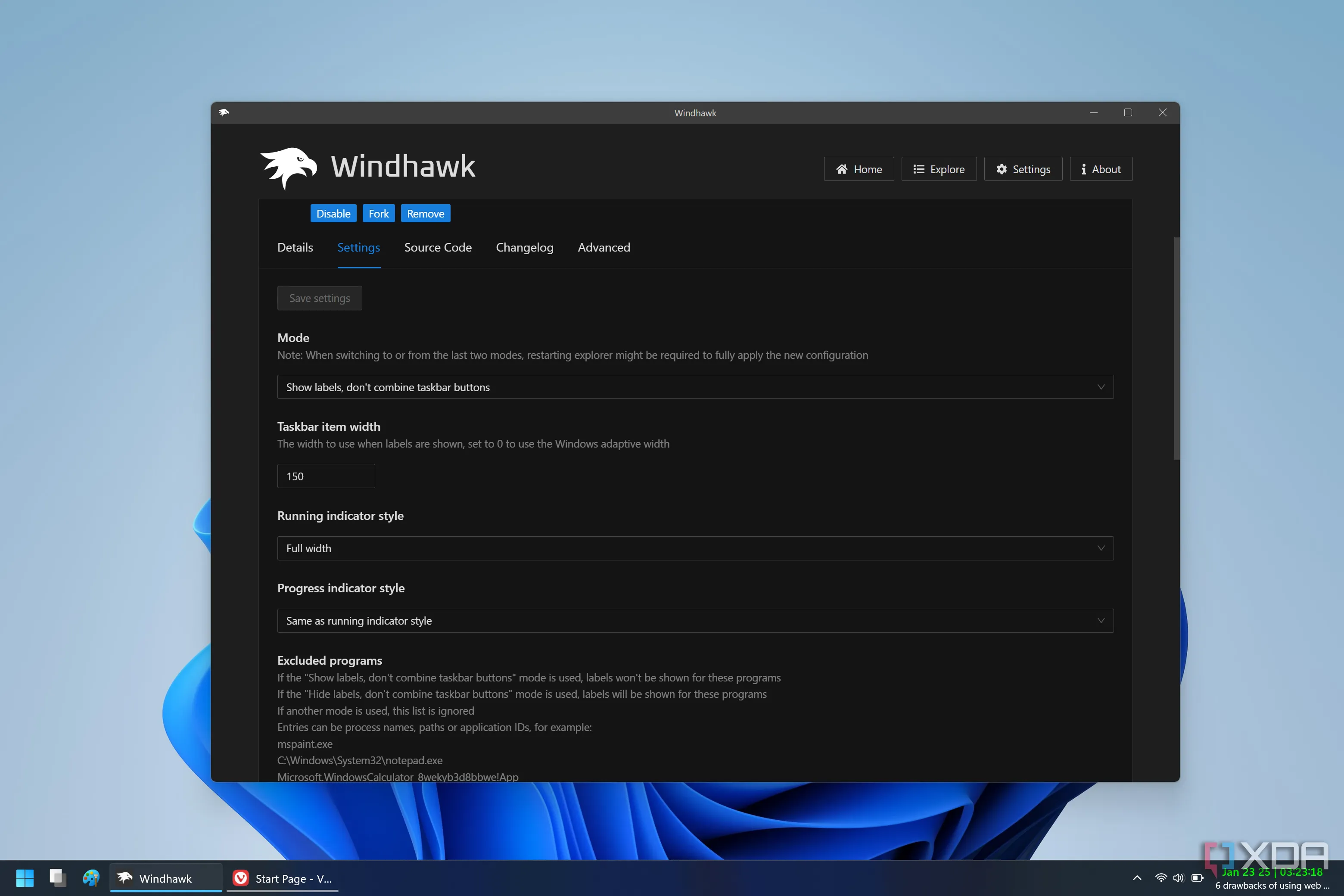 Thanh tác vụ Windows 11 với nhãn ứng dụng được tùy chỉnh font và kích thước bằng Windhawk