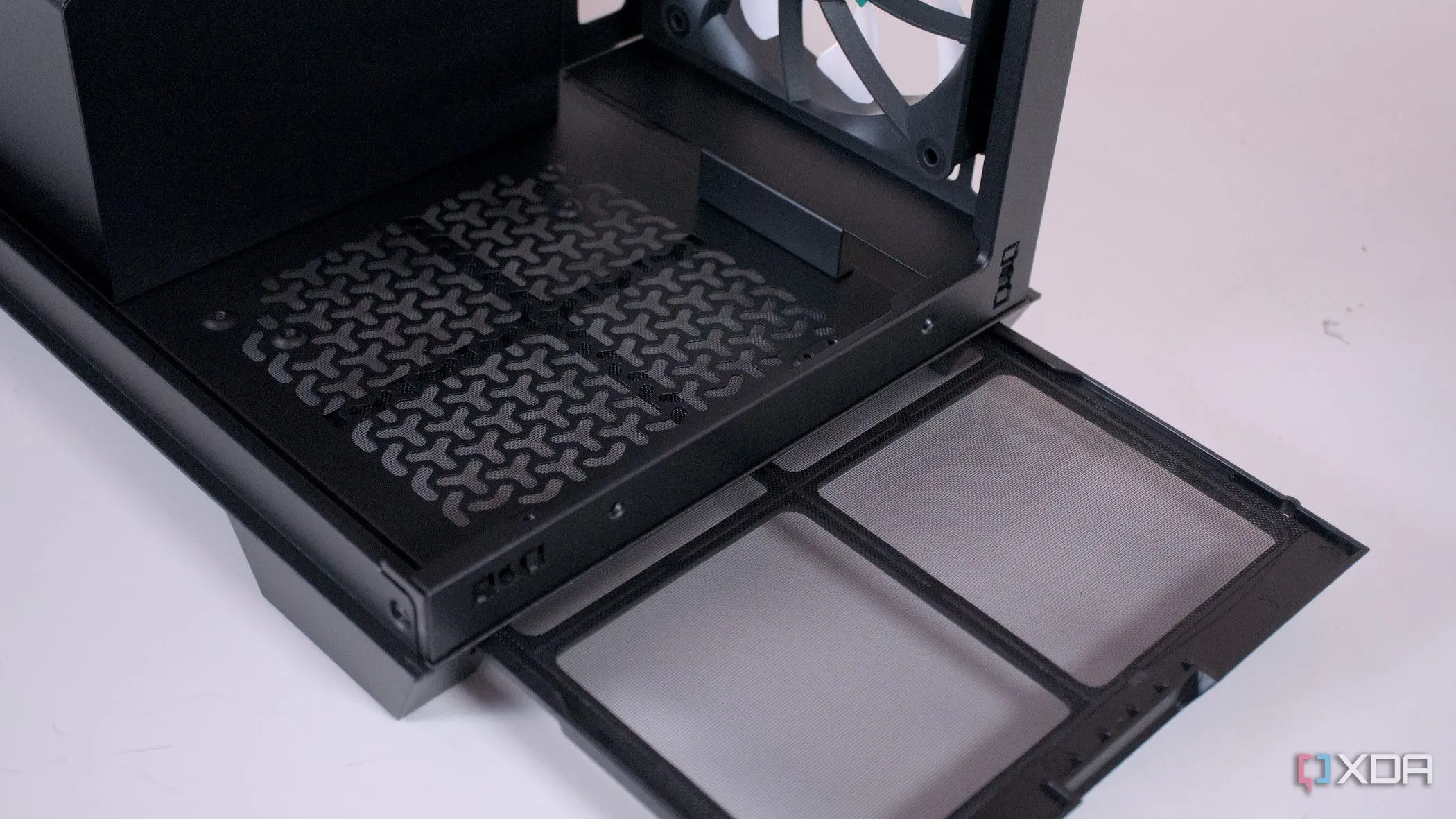 Tháo tấm lọc bụi đáy case Corsair 3500X ARGB, một bước quan trọng trong quá trình vệ sinh máy tính định kỳ