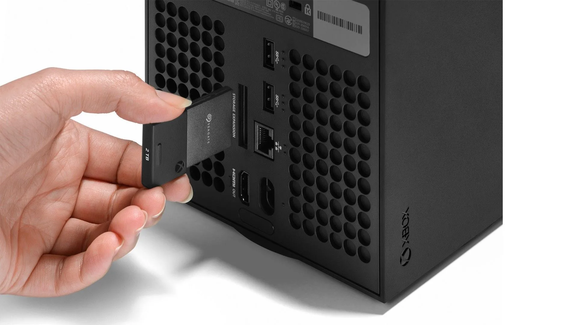 Thẻ SSD Xbox Series X đang được cắm vào console