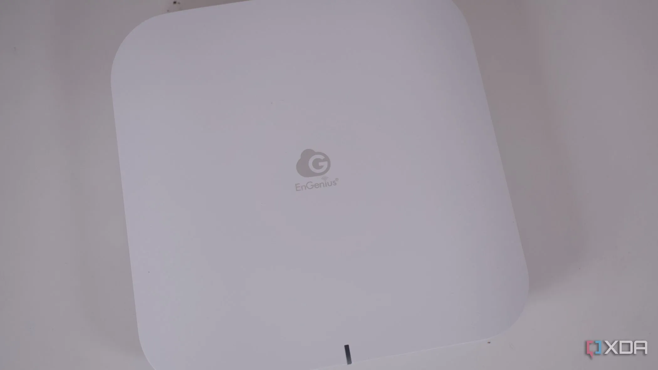 Thiết bị Access Point Wi-Fi 7 EnGenius ECW526 nhìn từ trên xuống, thể hiện khả năng lắp đặt linh hoạt với PoE.